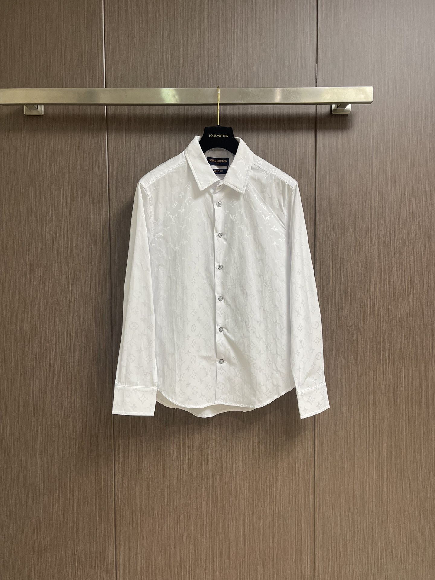 NO:537680,LV full-flowered long-sleeved shirt, this shirt is full-flowed with a crisp cotton cloth. Monogram jacquard pattern, which easily upgrades daily style with a classic silhouette. It can be layered Monogram printed suits to show elegant style, and can also demonstrate the brand's heritage with simple formal wear. Size S-XL,,louis vuitton,shirts,alexander wang19860909LV 满幅老花长袖衬衫,本款衬衫为挺括棉布全幅铺陈 Monogram 提花图案,以经典廓形轻松升级日常造型.可叠搭 Monogram 印花西服流露优雅风范,亦可与素净正装共同彰显品牌底蕴.尺码S-XL,,louis vuitton,shirts,alexander wang,Men's clothing