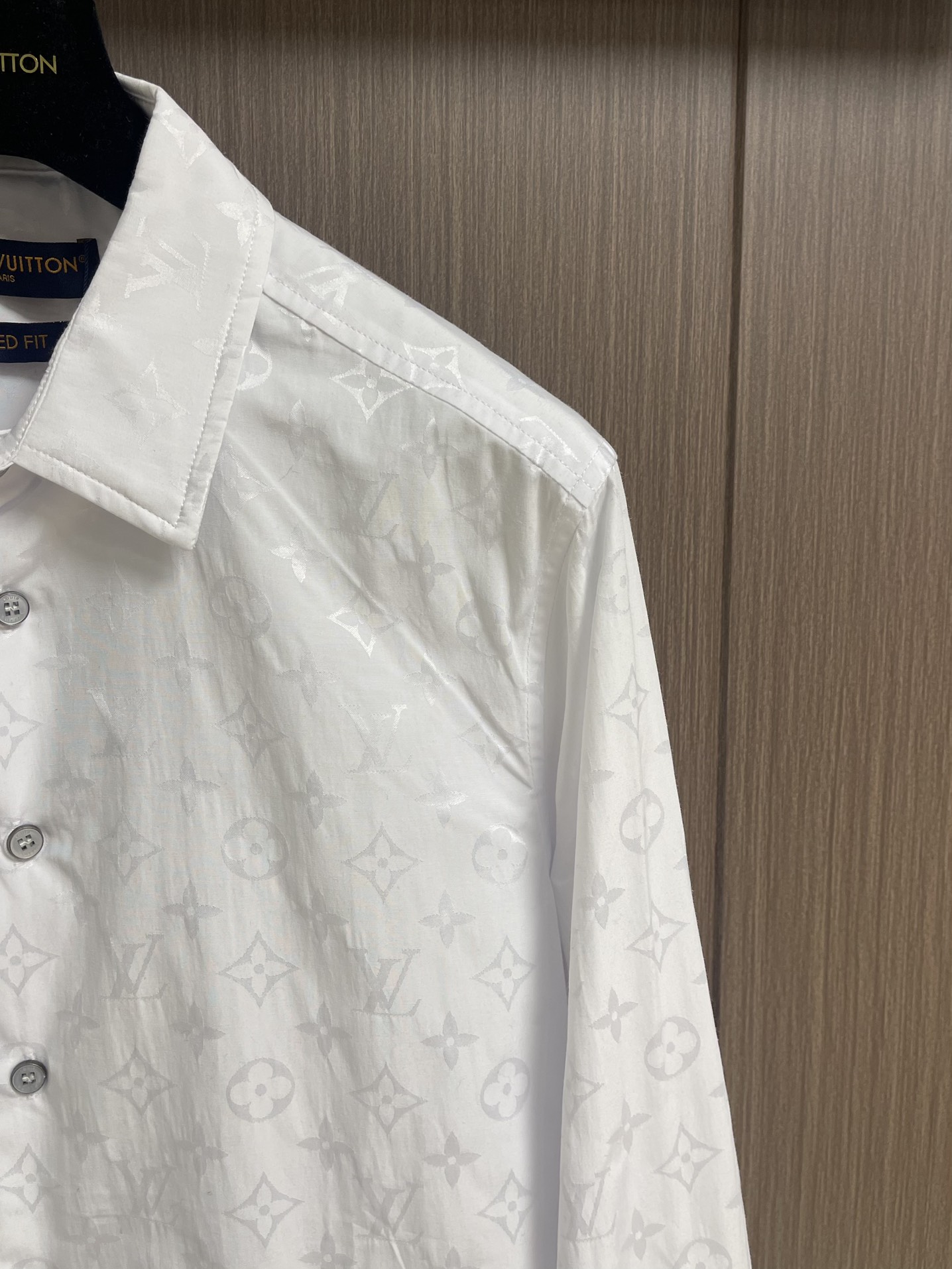 LV 满幅老花长袖衬衫，本款衬衫为挺括棉布全幅铺陈 Monogram 提花图案，以经典廓形轻松升级日常造