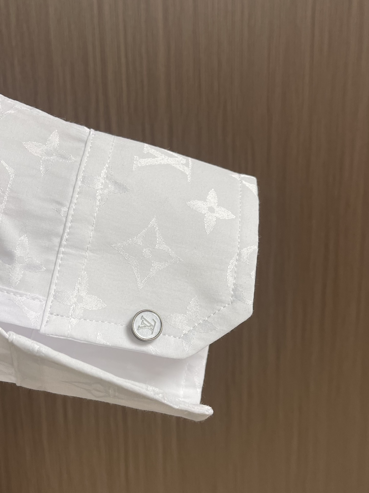 LV 满幅老花长袖衬衫，本款衬衫为挺括棉布全幅铺陈 Monogram 提花图案，以经典廓形轻松升级日常造