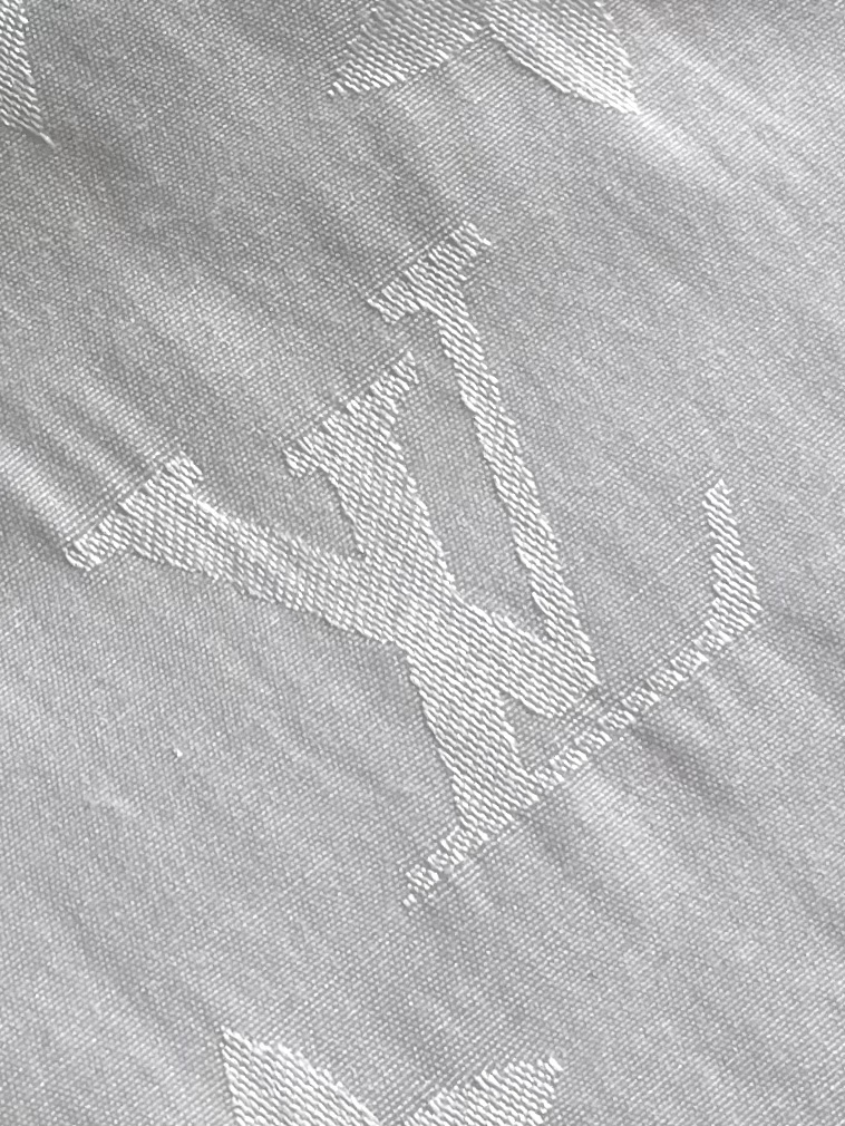 LV 满幅老花长袖衬衫，本款衬衫为挺括棉布全幅铺陈 Monogram 提花图案，以经典廓形轻松升级日常造