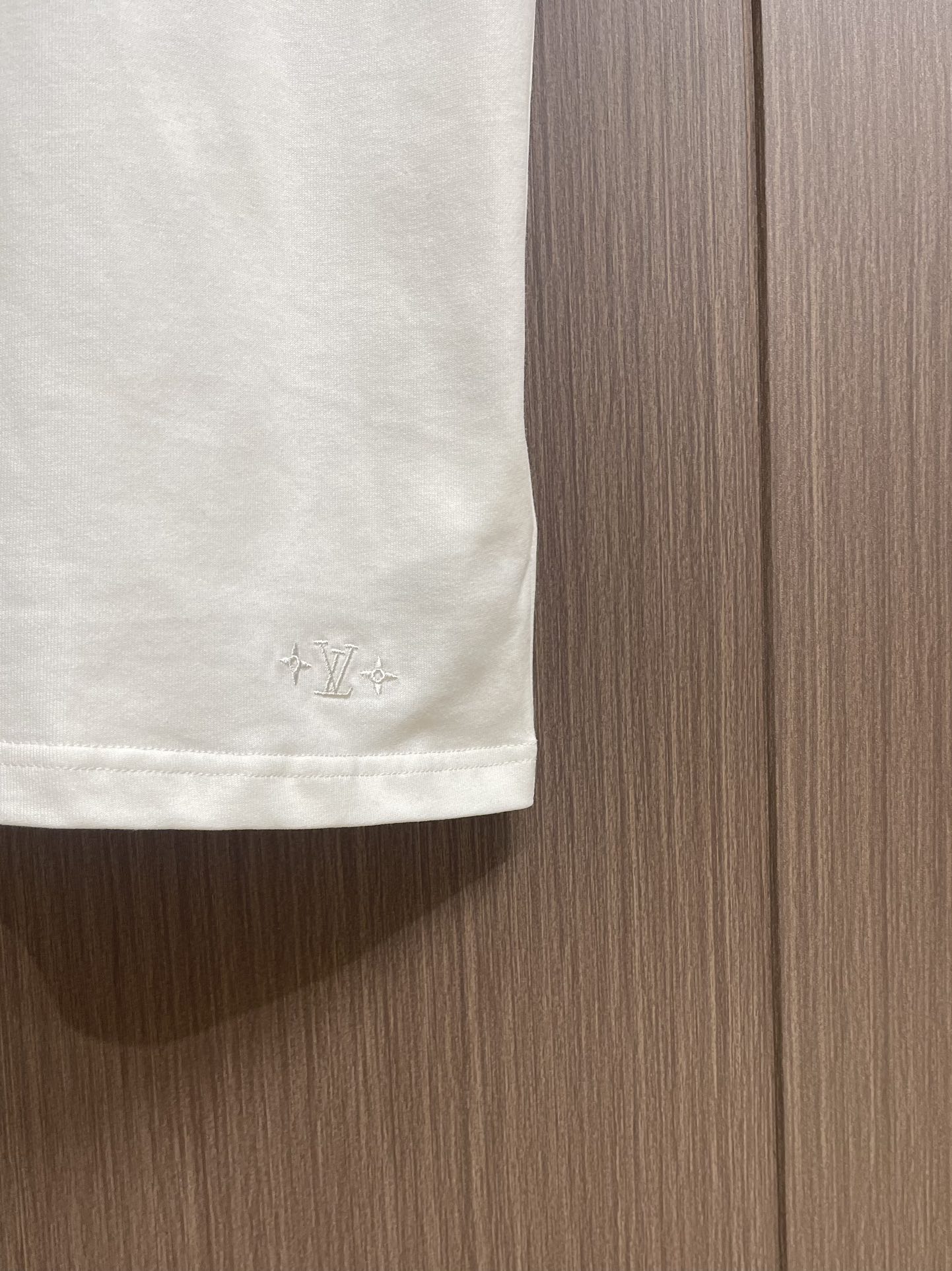 LV 2025fw秋季新款下摆刺绣短袖t恤，定制260g全棉双纱紧密爽滑面料，布面干净，布纹清晰，手感非