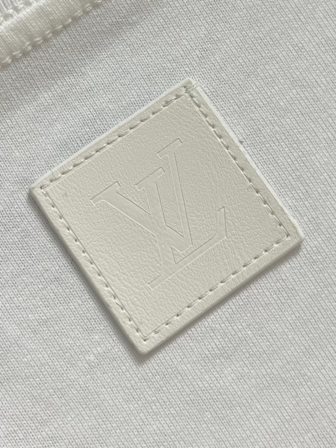 LV 2025fw秋季新款下摆刺绣短袖t恤，定制260g全棉双纱紧密爽滑面料，布面干净，布纹清晰，手感非