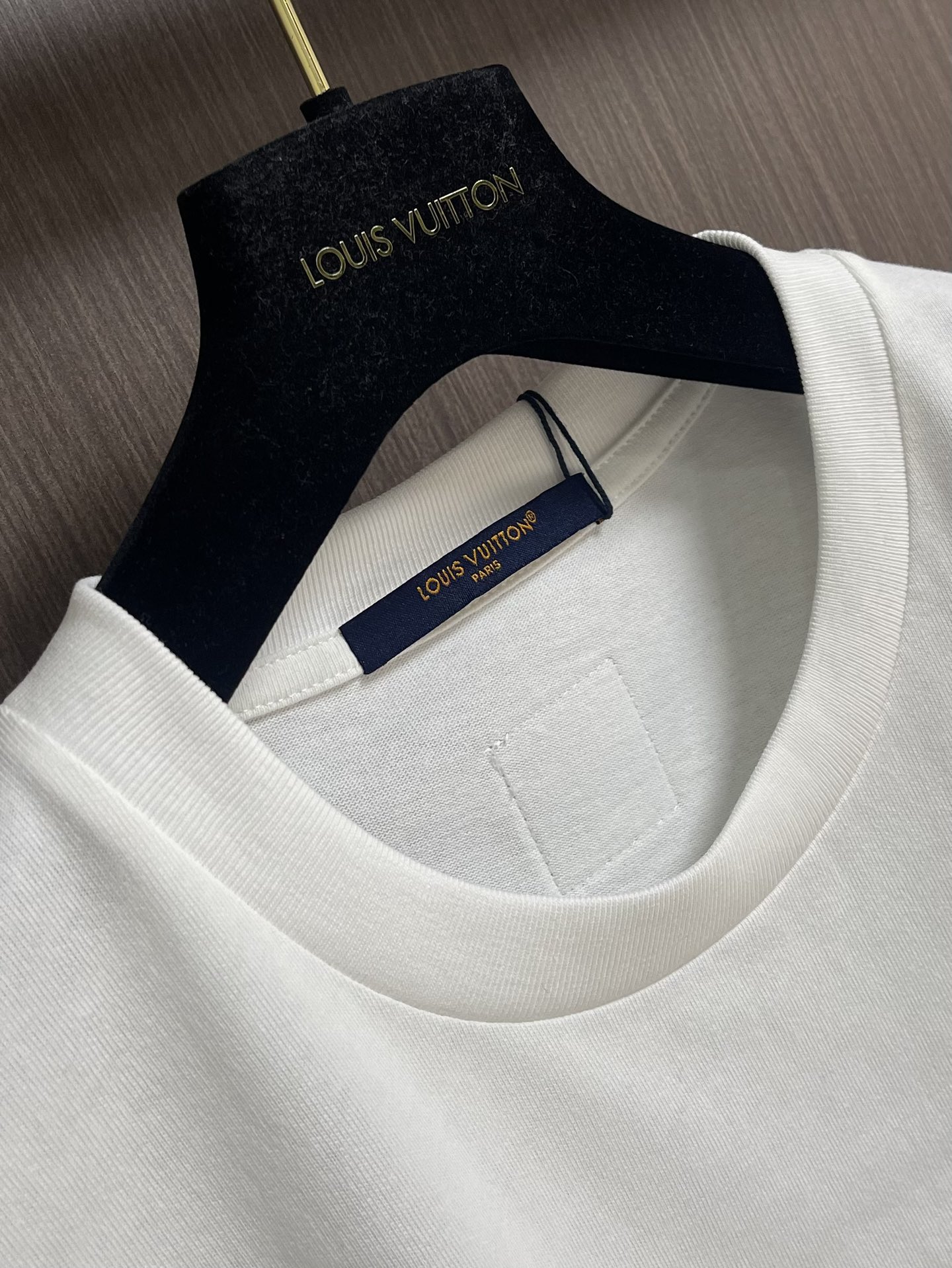 LV 2025fw秋季新款下摆刺绣短袖t恤，定制260g全棉双纱紧密爽滑面料，布面干净，布纹清晰，手感非