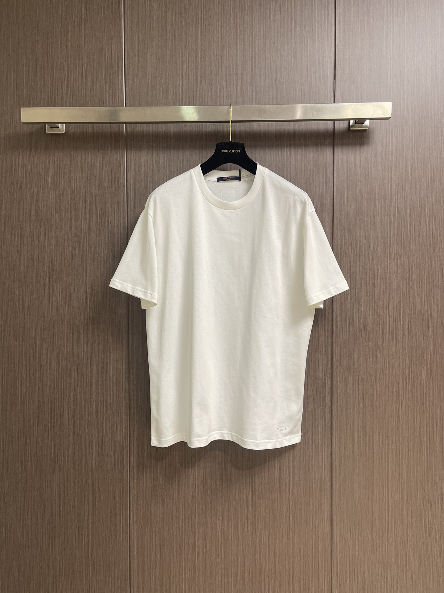 LV 2025fw秋季新款下摆刺绣短袖t恤，定制260g全棉双纱紧密爽滑面料，布面干净，布纹清晰，手感非