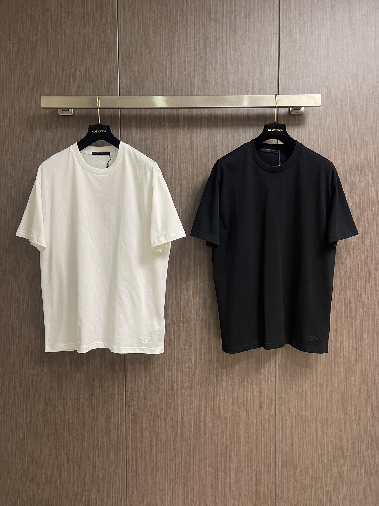 LV 2025fw秋季新款下摆刺绣短袖t恤，定制260g全棉双纱紧密爽滑面料，布面干净，布纹清晰，手感非