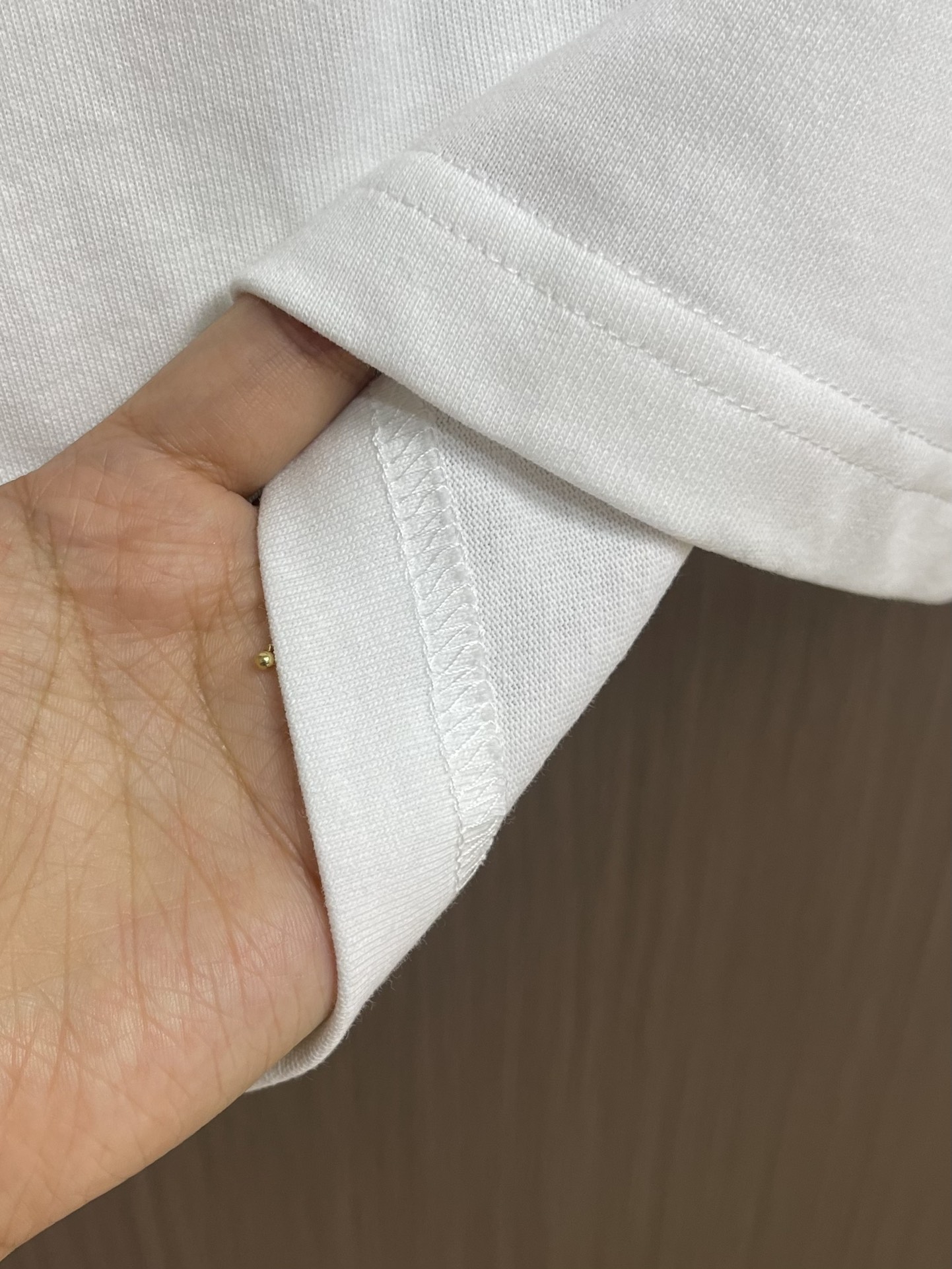 LV 2025fw秋季新款下摆刺绣短袖t恤，定制260g全棉双纱紧密爽滑面料，布面干净，布纹清晰，手感非