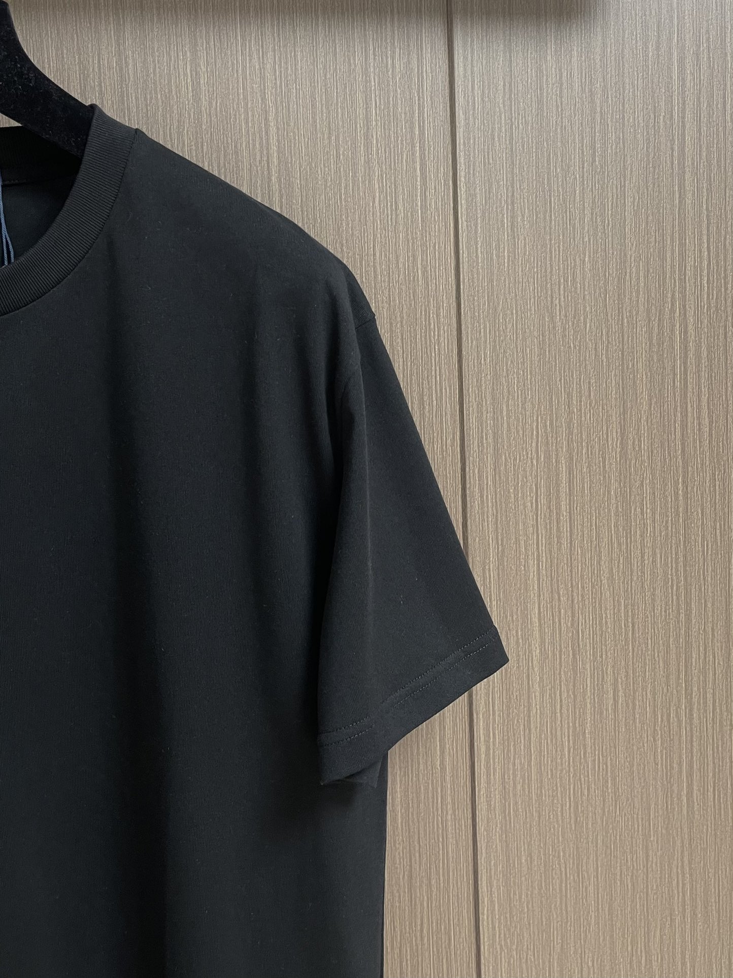 LV 2025fw秋季新款下摆刺绣短袖t恤，定制260g全棉双纱紧密爽滑面料，布面干净，布纹清晰，手感非