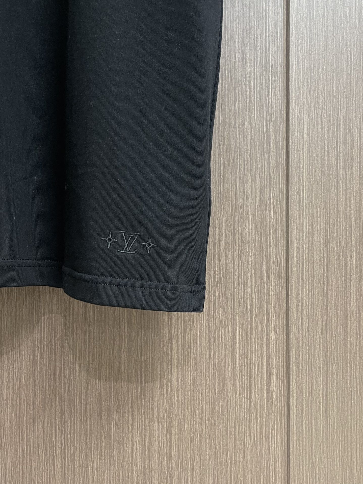 LV 2025fw秋季新款下摆刺绣短袖t恤，定制260g全棉双纱紧密爽滑面料，布面干净，布纹清晰，手感非