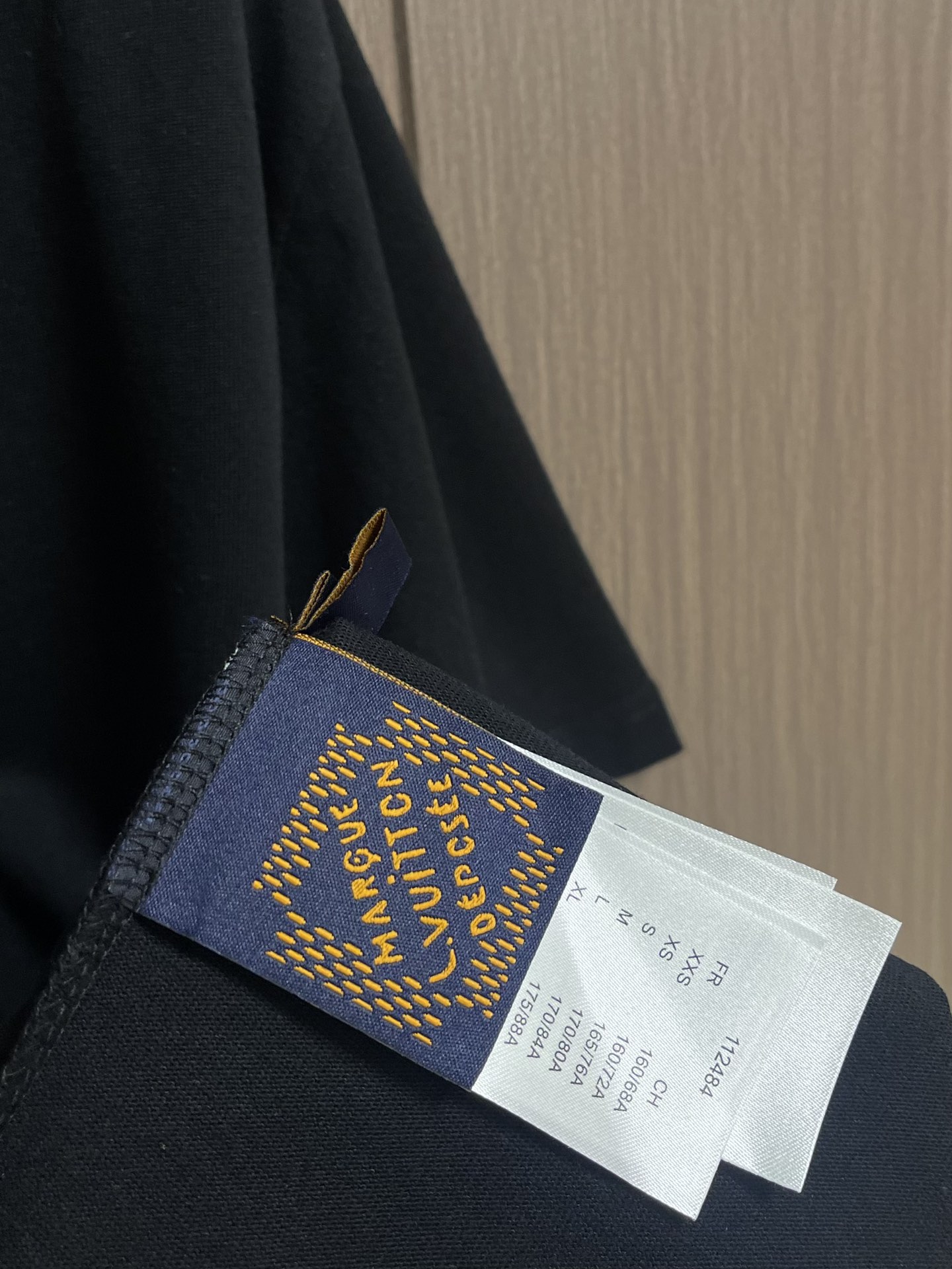 LV 2025fw秋季新款下摆刺绣短袖t恤，定制260g全棉双纱紧密爽滑面料，布面干净，布纹清晰，手感非