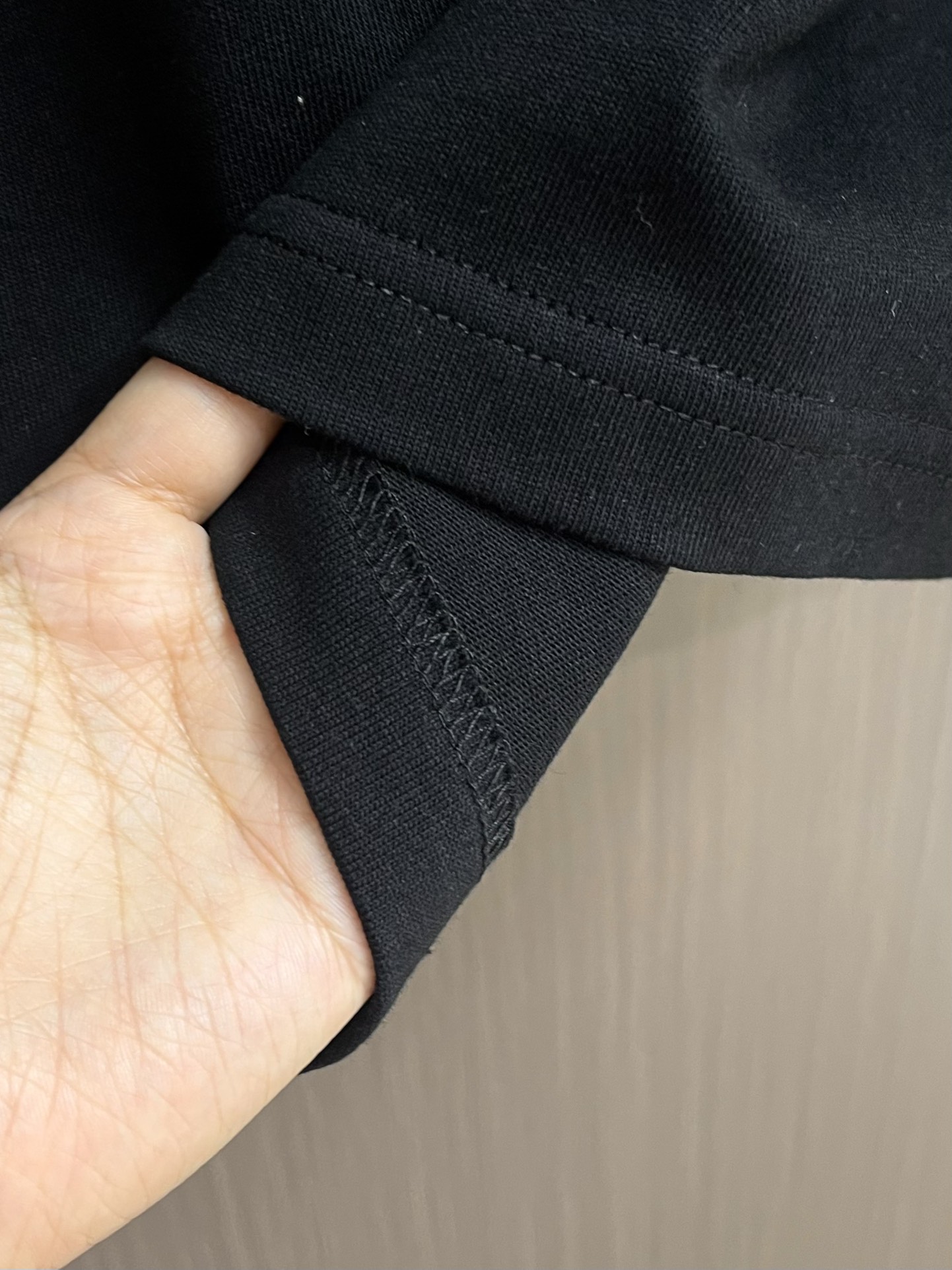 LV 2025fw秋季新款下摆刺绣短袖t恤，定制260g全棉双纱紧密爽滑面料，布面干净，布纹清晰，手感非