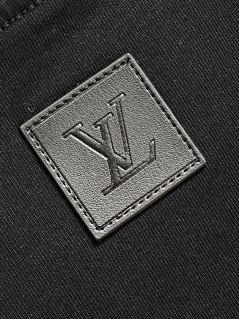 LV 2025fw秋季新款下摆刺绣短袖t恤，定制260g全棉双纱紧密爽滑面料，布面干净，布纹清晰，手感非