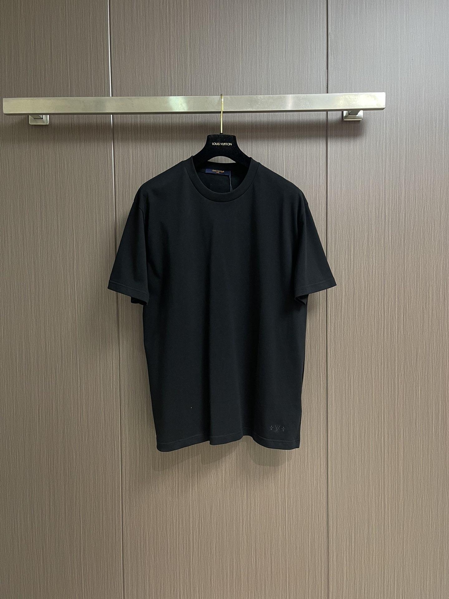 NO:538737,LV 2025fw autumn new hem embroidered short-sleeved T-shirt, customized 260g cotton double yarn tight and smooth fabric, clean cloth surface, clear cloth pattern, very delicate and solid feel, more strong, tight and wear-resistant, three-dimensional positioning and tailoring of the dress. Size S-XL,,louis vuitton, T-shirt,tees, t-shirt,alexander wang19860909LV 2025fw秋季新款下摆刺绣短袖t恤,定制260g全棉双纱紧密爽滑面料,布面干净,布纹清晰,手感非常细腻扎实,更加力挺 紧实耐磨,整衣立体定位剪裁.尺码S-XL,,louis vuitton,T-shirt,tees，t-shirt,alexander wang,Men's clothing