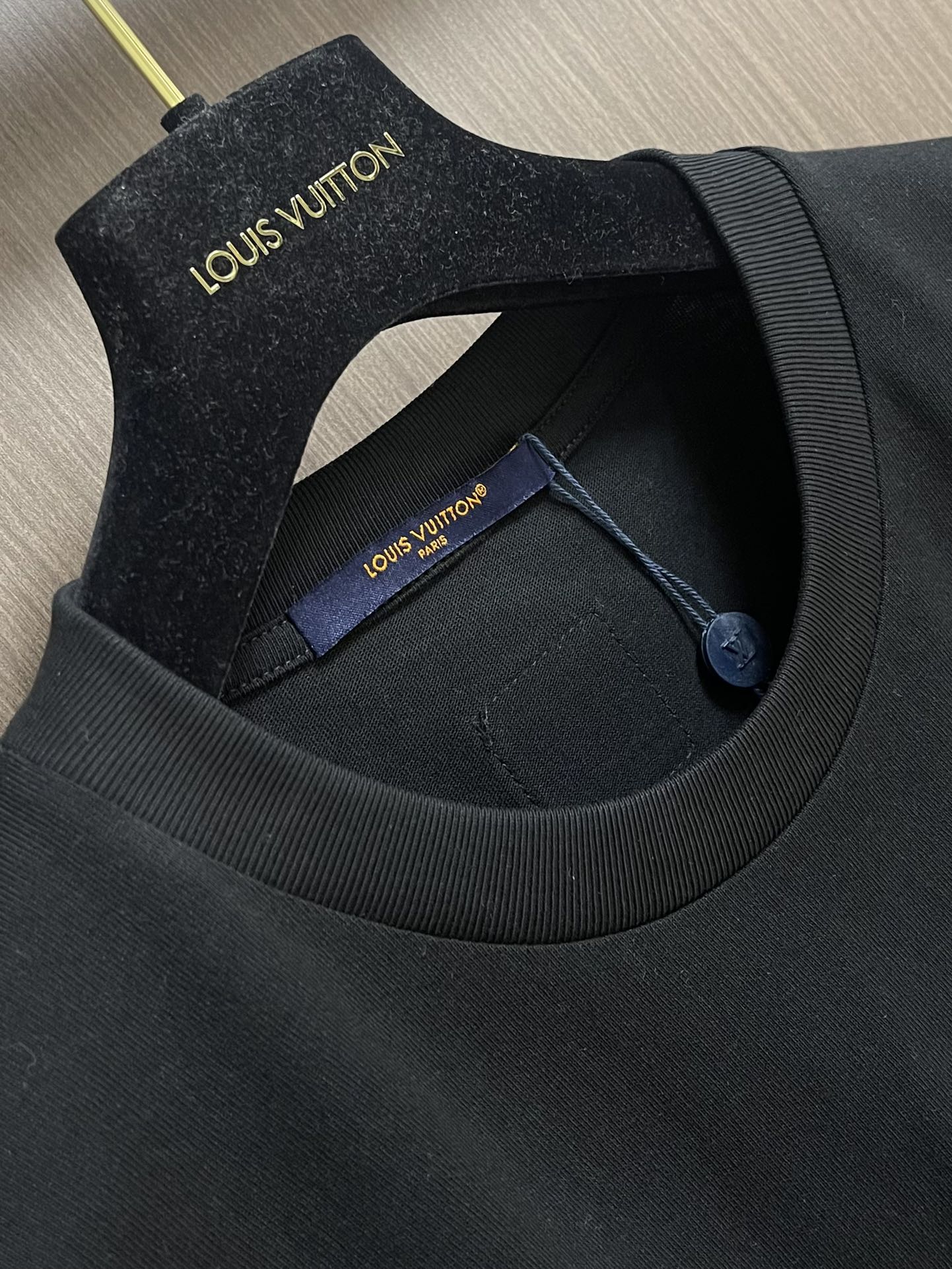 LV 2025fw秋季新款下摆刺绣短袖t恤，定制260g全棉双纱紧密爽滑面料，布面干净，布纹清晰，手感非