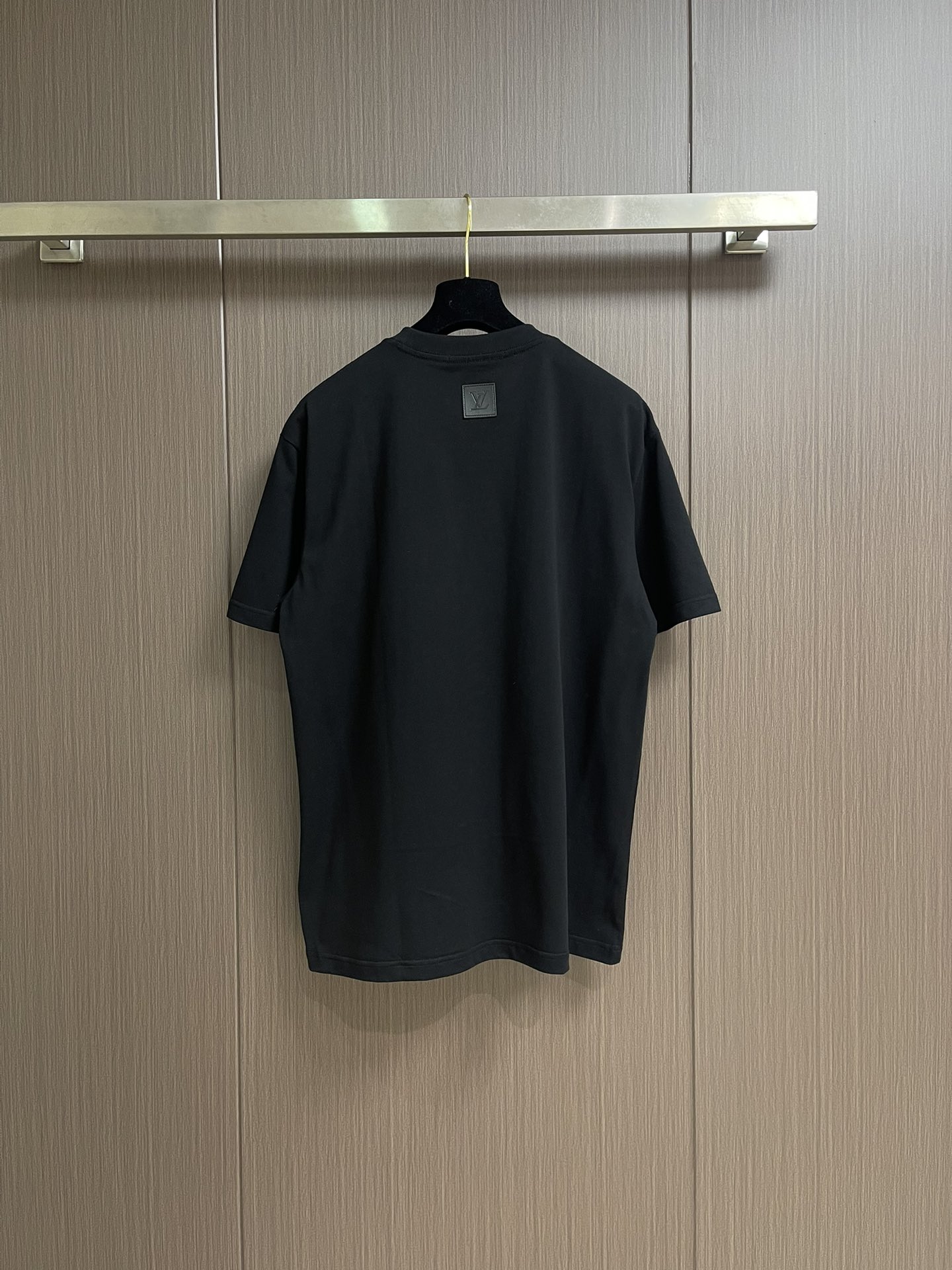 LV 2025fw秋季新款下摆刺绣短袖t恤，定制260g全棉双纱紧密爽滑面料，布面干净，布纹清晰，手感非