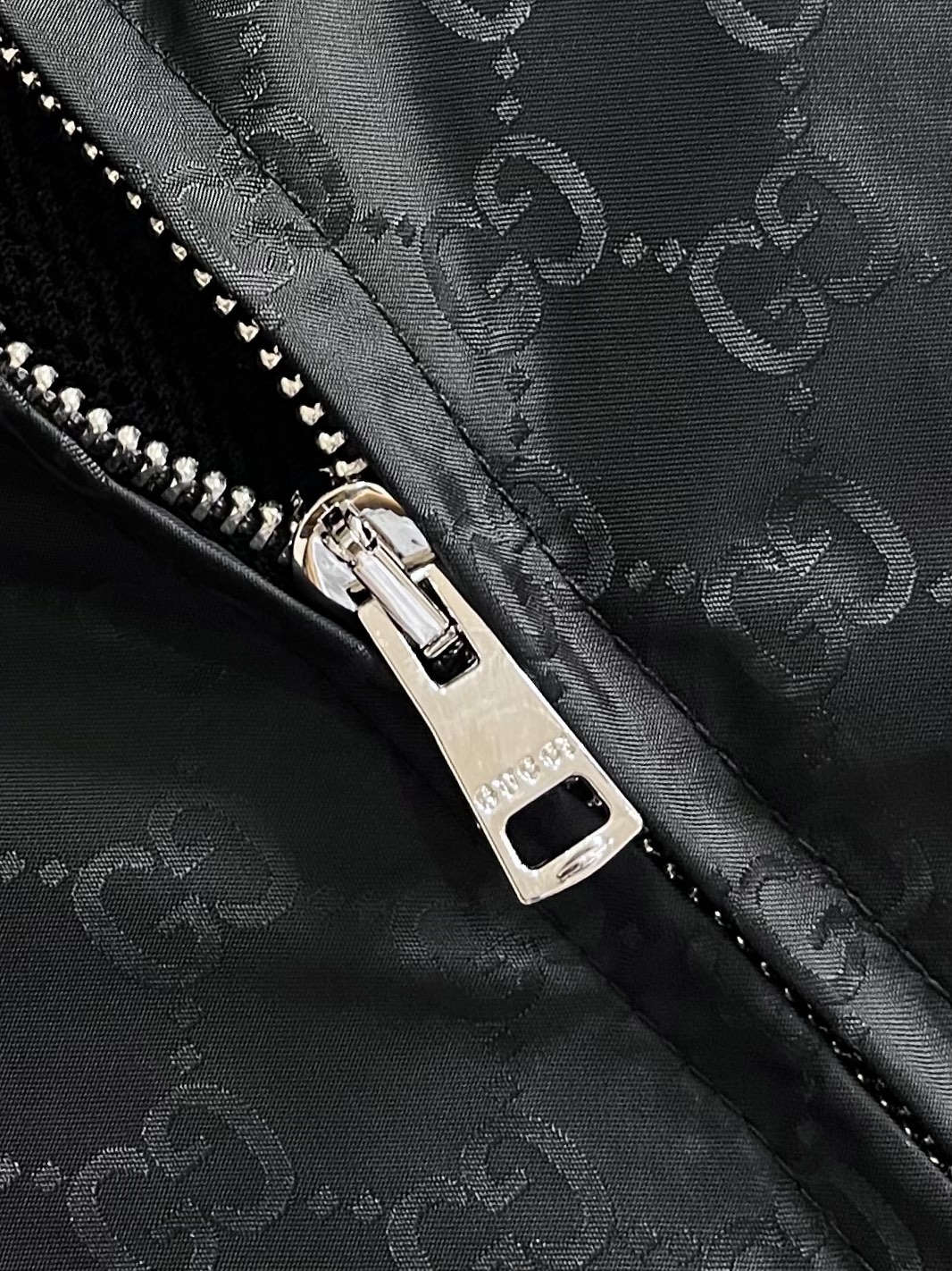 Gucci 2025FW早秋新款满印提花连帽长袖夹克外套，新款夹克匠心打造，通体缀饰切丝，尽释别致风韵。