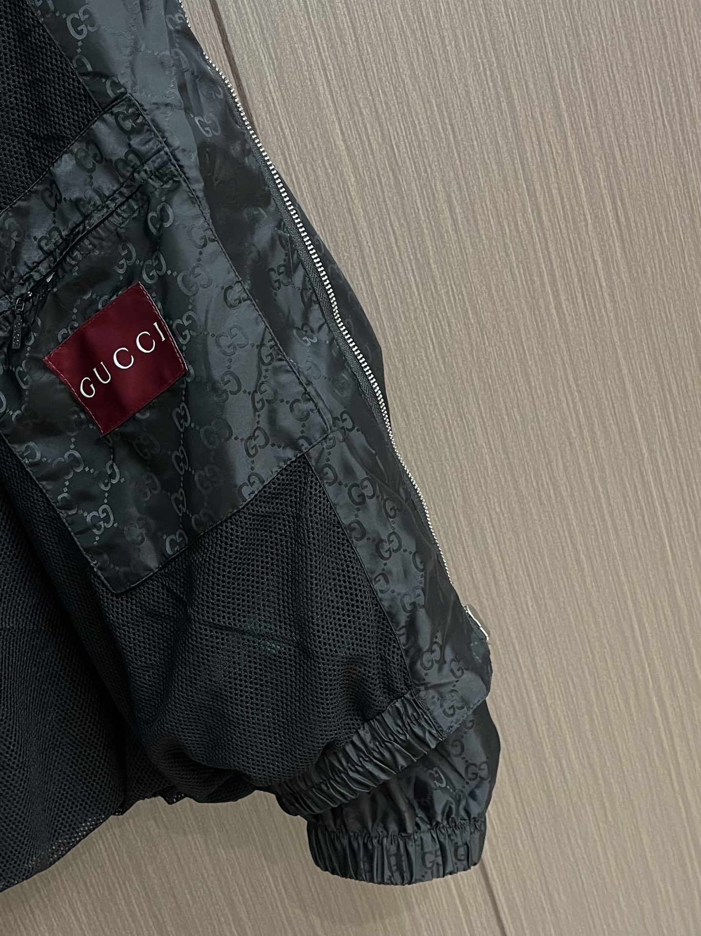 Gucci 2025FW早秋新款满印提花连帽长袖夹克外套，新款夹克匠心打造，通体缀饰切丝，尽释别致风韵。