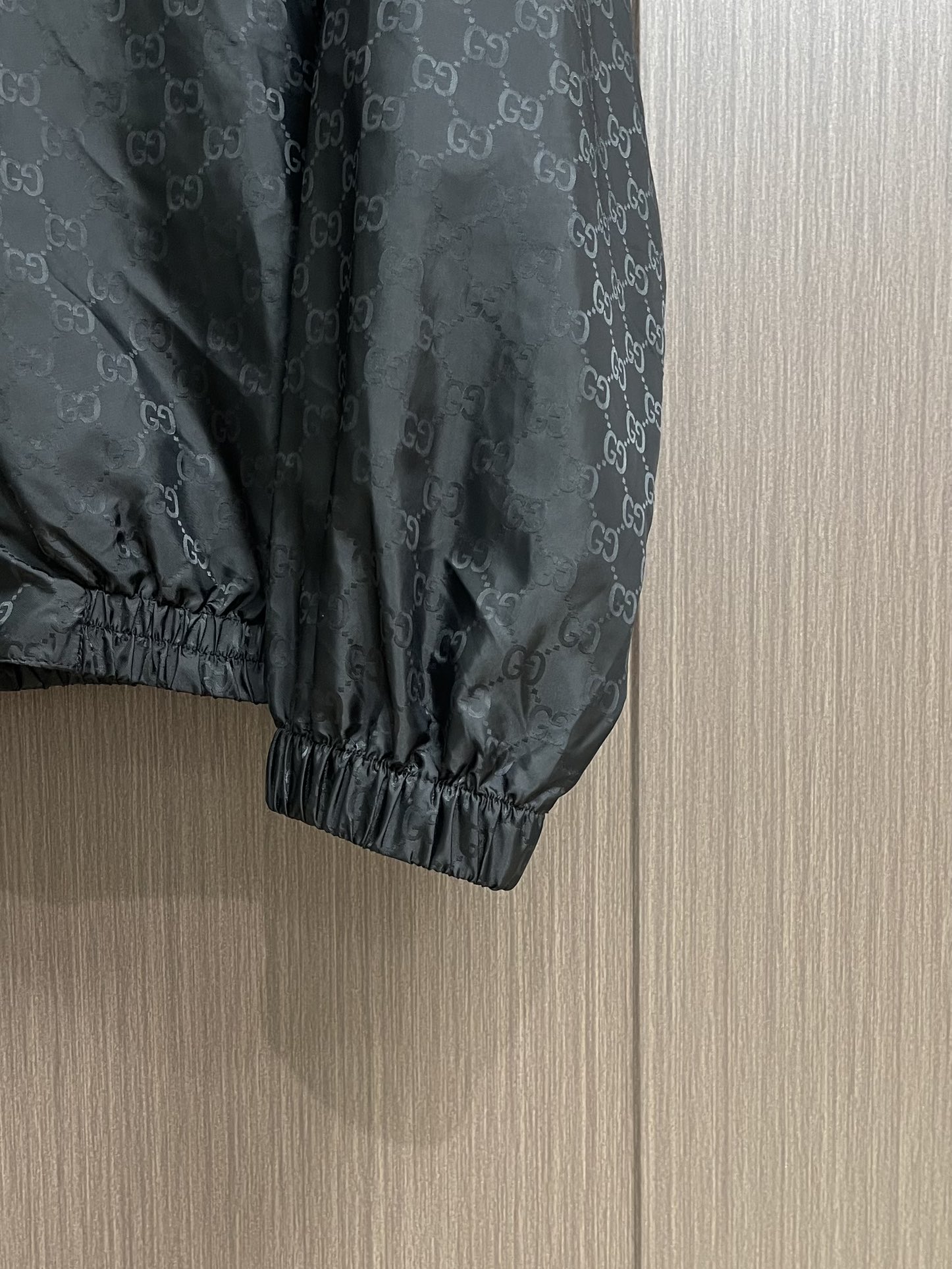 Gucci 2025FW早秋新款满印提花连帽长袖夹克外套，新款夹克匠心打造，通体缀饰切丝，尽释别致风韵。