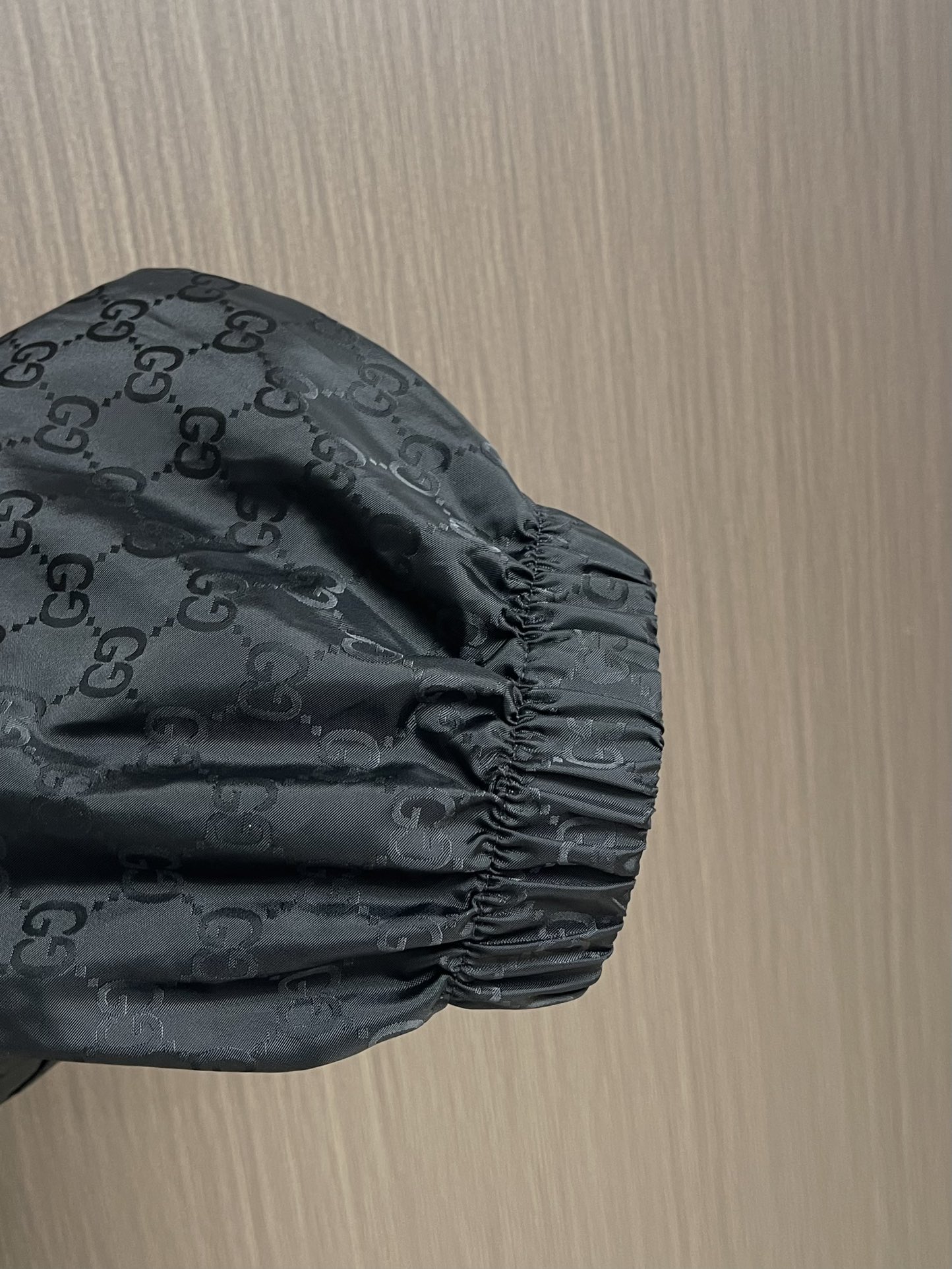 Gucci 2025FW早秋新款满印提花连帽长袖夹克外套，新款夹克匠心打造，通体缀饰切丝，尽释别致风韵。