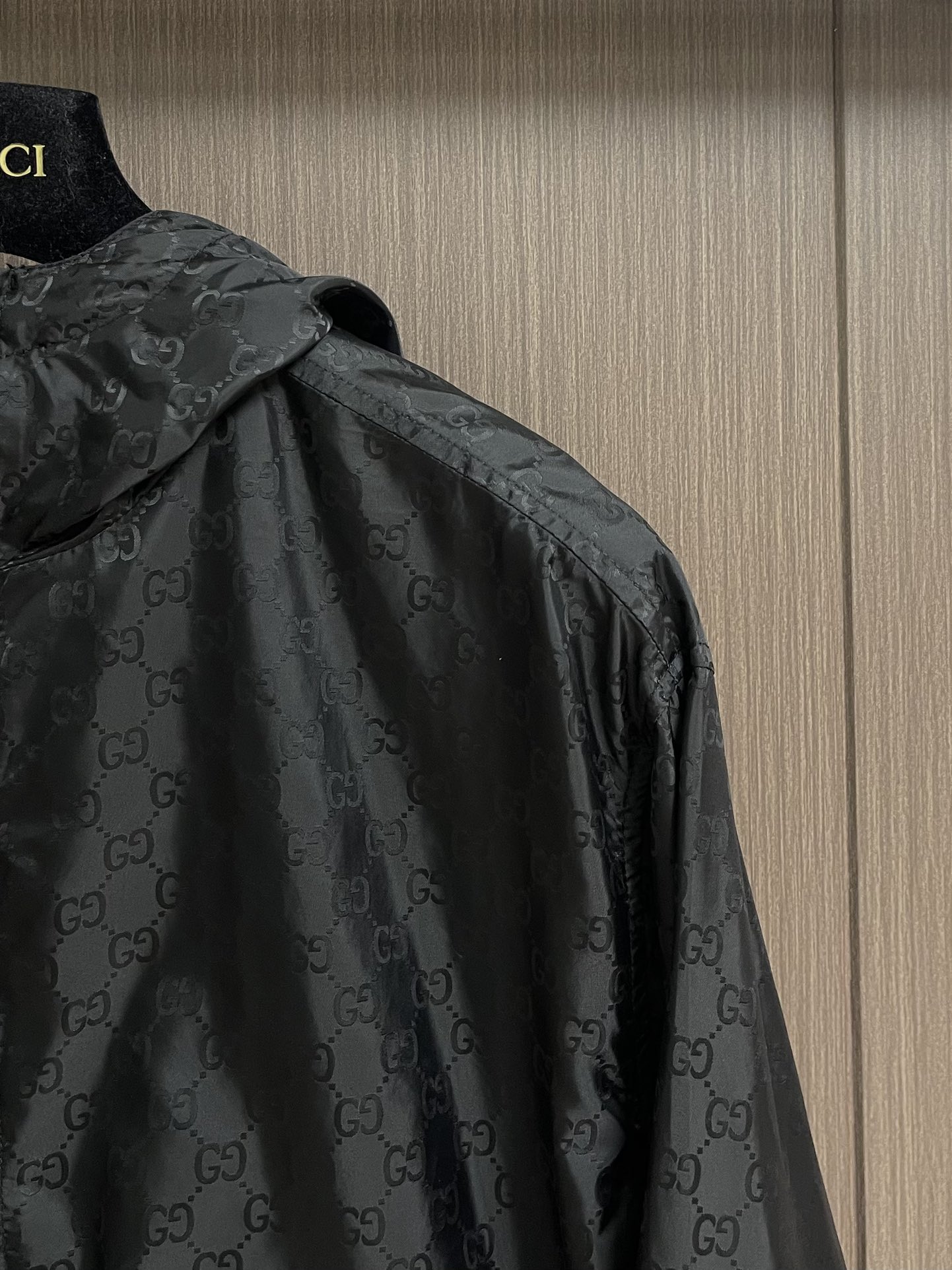 Gucci 2025FW早秋新款满印提花连帽长袖夹克外套，新款夹克匠心打造，通体缀饰切丝，尽释别致风韵。