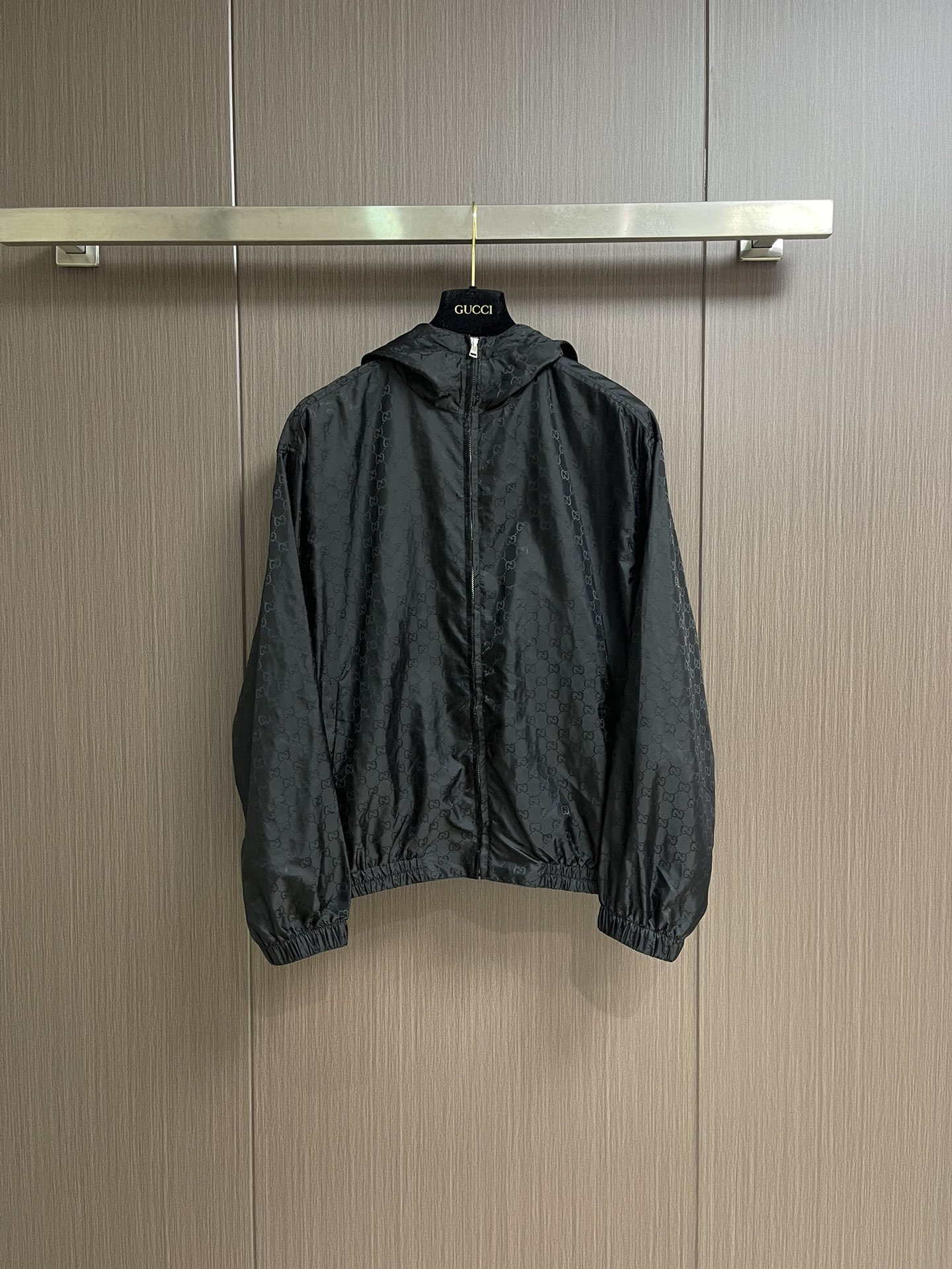 NO:537686,Gucci 2025FW early autumn new full-print jacquard hooded long-sleeved jacket jacket, the new jacket is crafted and crafted, with the whole body embellishment and shredded to fully express the unique style. Customized classic interlocking fabrics, and the double-sided design style is different. Front zipper pockets, hooded design, casual styles for men and women. Size 44-46-48-50 S-XL,,gucci,jackets & coats,jackets & coats,hats,alexander wang19860909Gucci 2025FW早秋新款满印提花连帽长袖夹克外套,新款夹克匠心打造,通体缀饰切丝,尽释别致风韵.定制经典互扣面料,双面设计风格各异.正面拉链口袋,连帽设计,休闲版型男女同款.尺码44-46-48-50 S-XL,,gucci,jackets & coats,jackets & coats,hats,alexander wang,Men's clothing