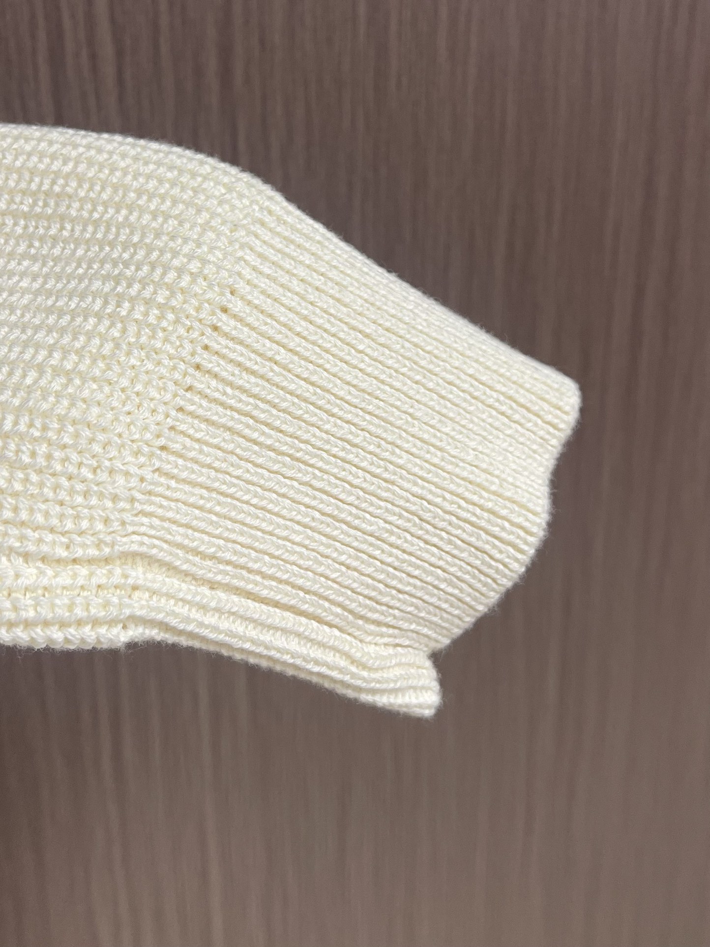 LV 2025FW秋冬新款 基础标识刺绣素色套头针织毛衣，圆领衫以罗纹针织塑造丰盈肌理，兼具优雅格调与舒