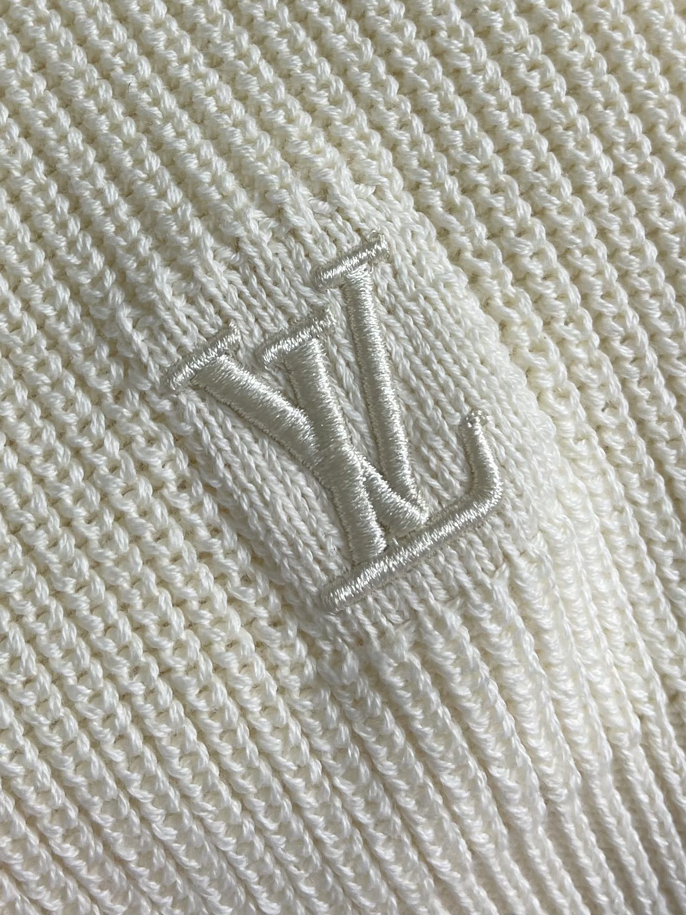 LV 2025FW秋冬新款 基础标识刺绣素色套头针织毛衣，圆领衫以罗纹针织塑造丰盈肌理，兼具优雅格调与舒