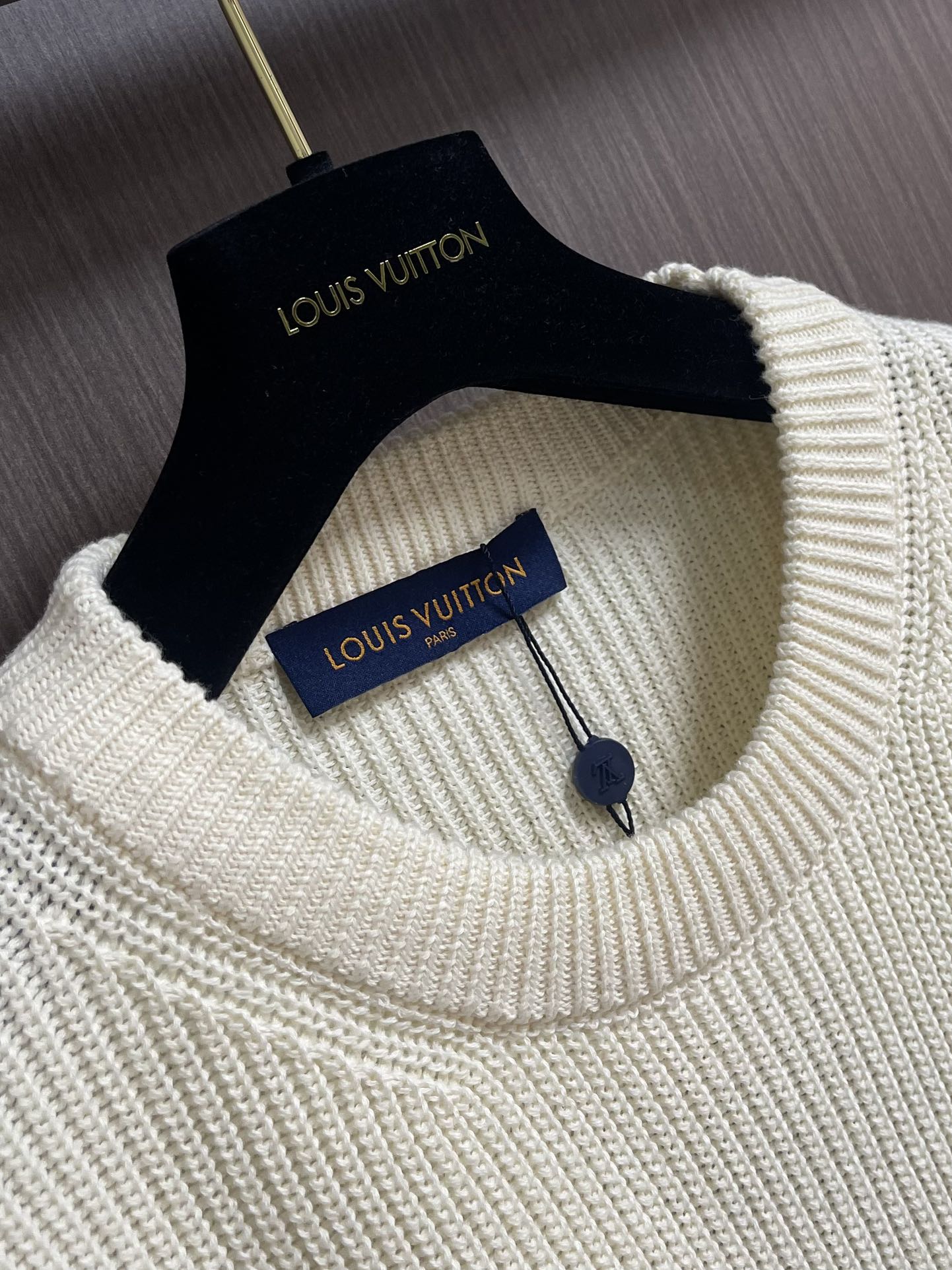 LV 2025FW秋冬新款 基础标识刺绣素色套头针织毛衣，圆领衫以罗纹针织塑造丰盈肌理，兼具优雅格调与舒