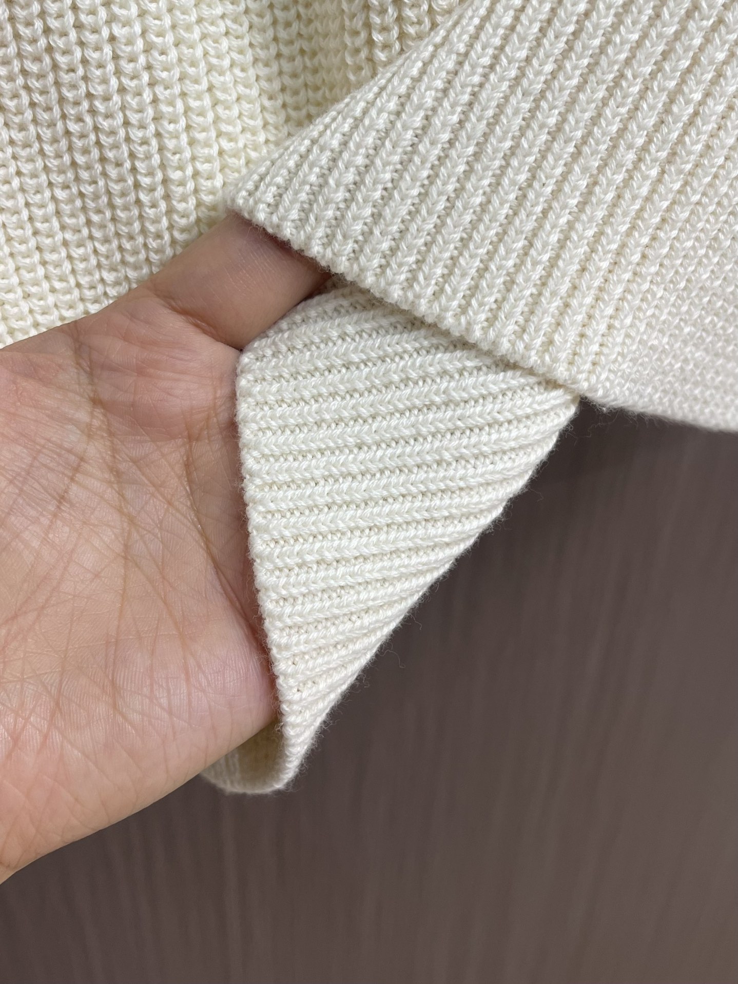 LV 2025FW秋冬新款 基础标识刺绣素色套头针织毛衣，圆领衫以罗纹针织塑造丰盈肌理，兼具优雅格调与舒