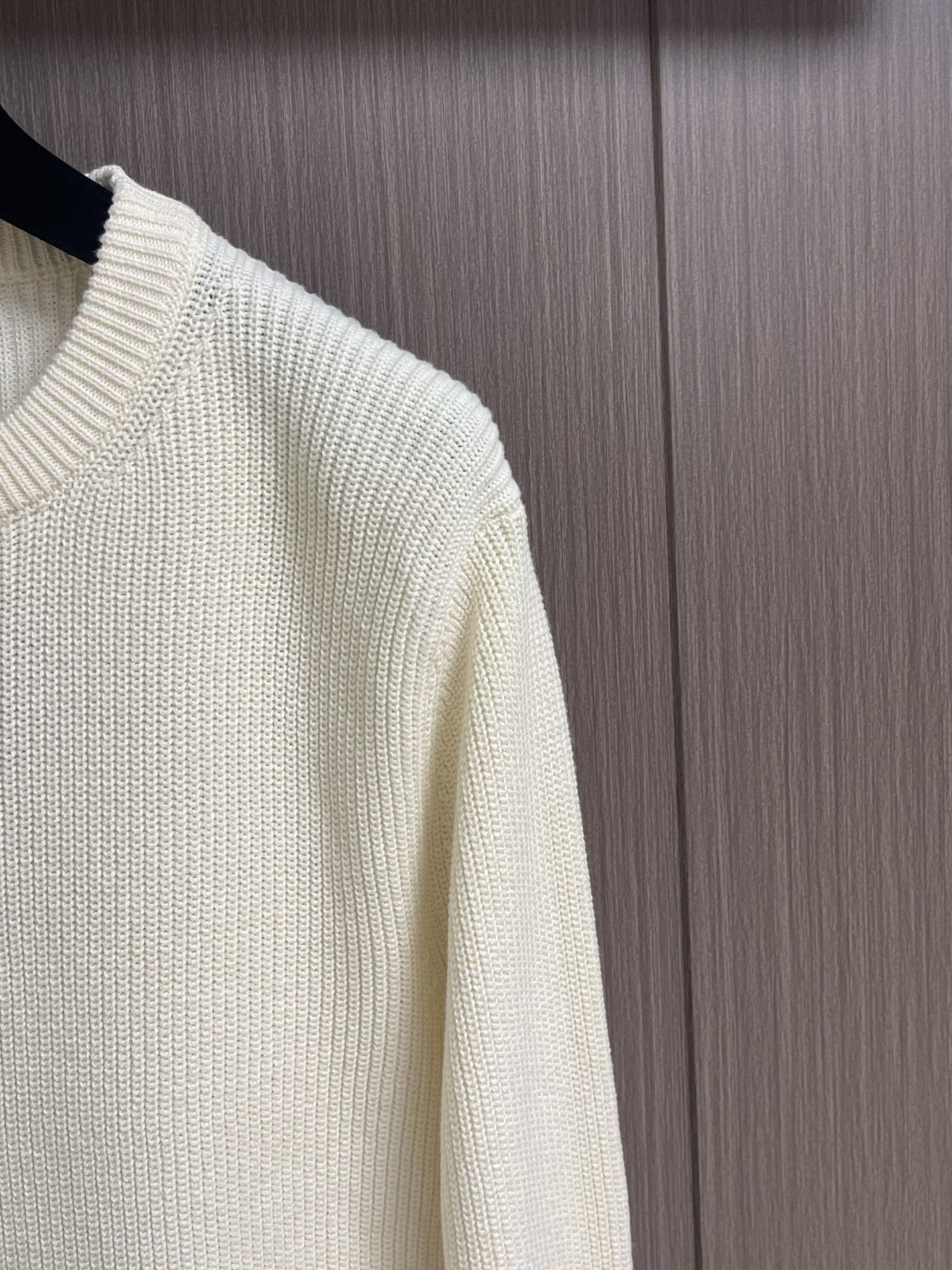 LV 2025FW秋冬新款 基础标识刺绣素色套头针织毛衣，圆领衫以罗纹针织塑造丰盈肌理，兼具优雅格调与舒