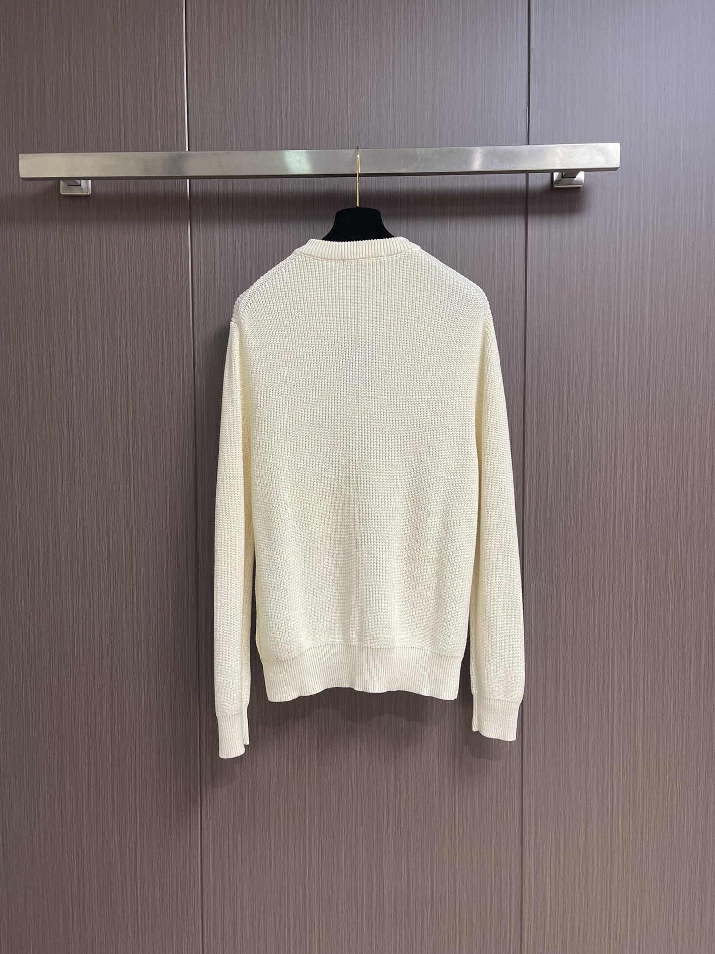 LV 2025FW秋冬新款 基础标识刺绣素色套头针织毛衣，圆领衫以罗纹针织塑造丰盈肌理，兼具优雅格调与舒