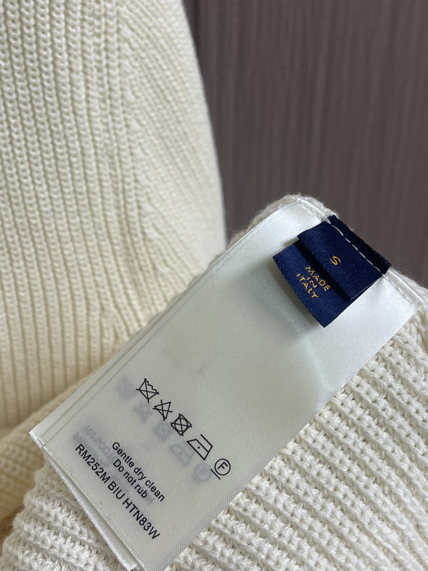 LV 2025FW秋冬新款 基础标识刺绣素色套头针织毛衣，圆领衫以罗纹针织塑造丰盈肌理，兼具优雅格调与舒