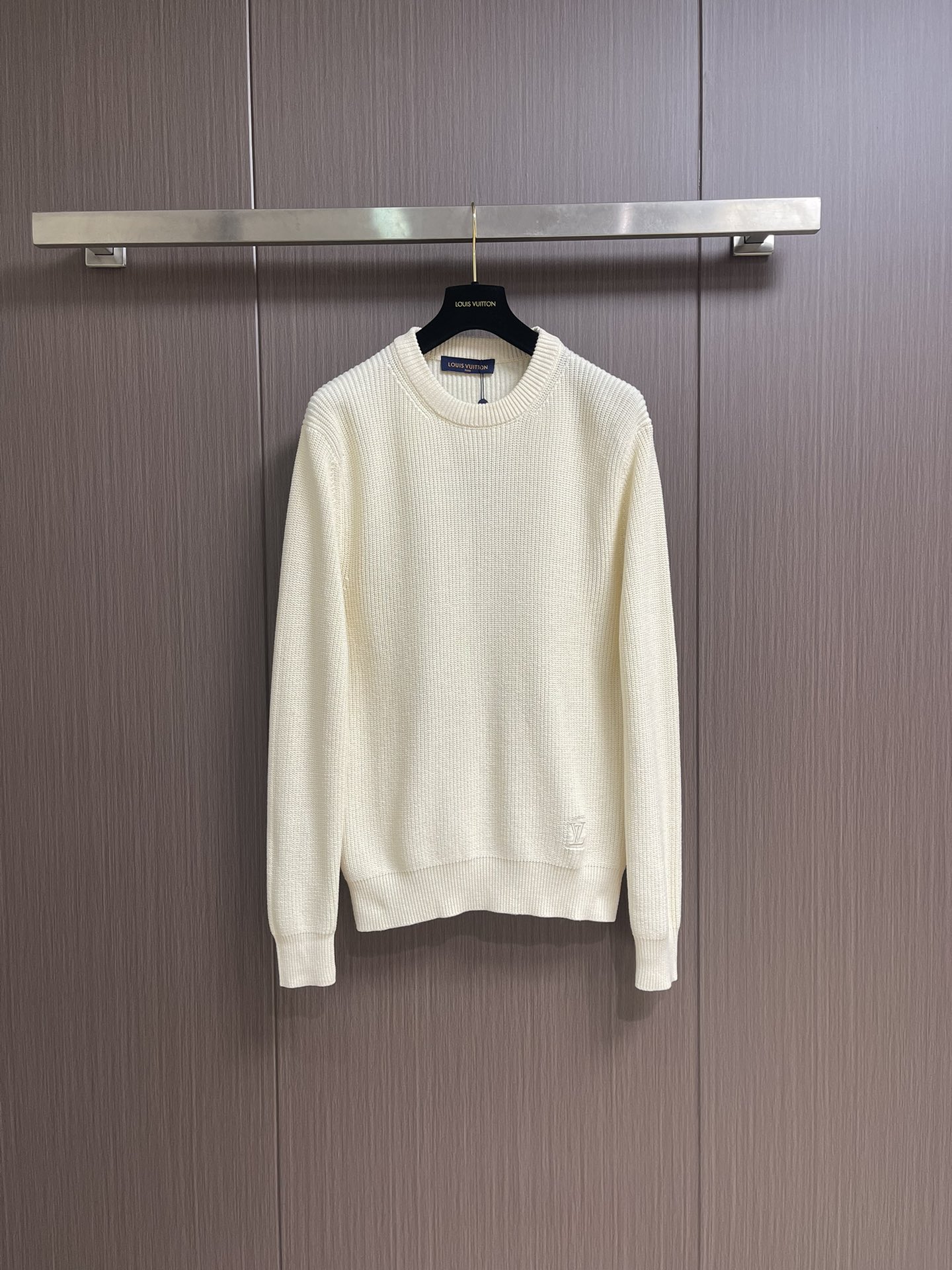 NO:537683,LV 2025FW autumn and winter new basic logo embroidery plain pullover knit sweater, round neck shirt uses rib knit to create a full texture, combining elegant style and soft texture. LV logo embroidery is located on the left hem, and leisurely strokes can easily upgrade various shapes. Size S-XL,,louis vuitton, sweaters, alexander wang19860909LV 2025FW秋冬新款 基础标识刺绣素色套头针织毛衣,圆领衫以罗纹针织塑造丰盈肌理,兼具优雅格调与舒软质感.LV标识刺绣栖身左下摆,闲适笔触可轻松升级各式造型.尺码S-XL,,louis vuitton,sweaters,alexander wang,Men's clothing