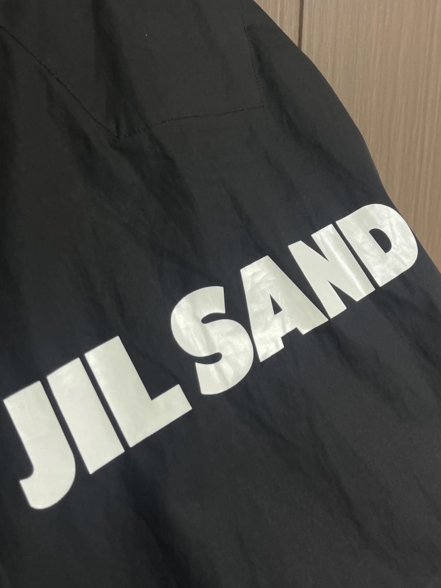 Jil Sander 新款派克短款翻领外套！背面饰有对比鲜明的徽标印花。单品采用直筒剪裁设计，日系风格，