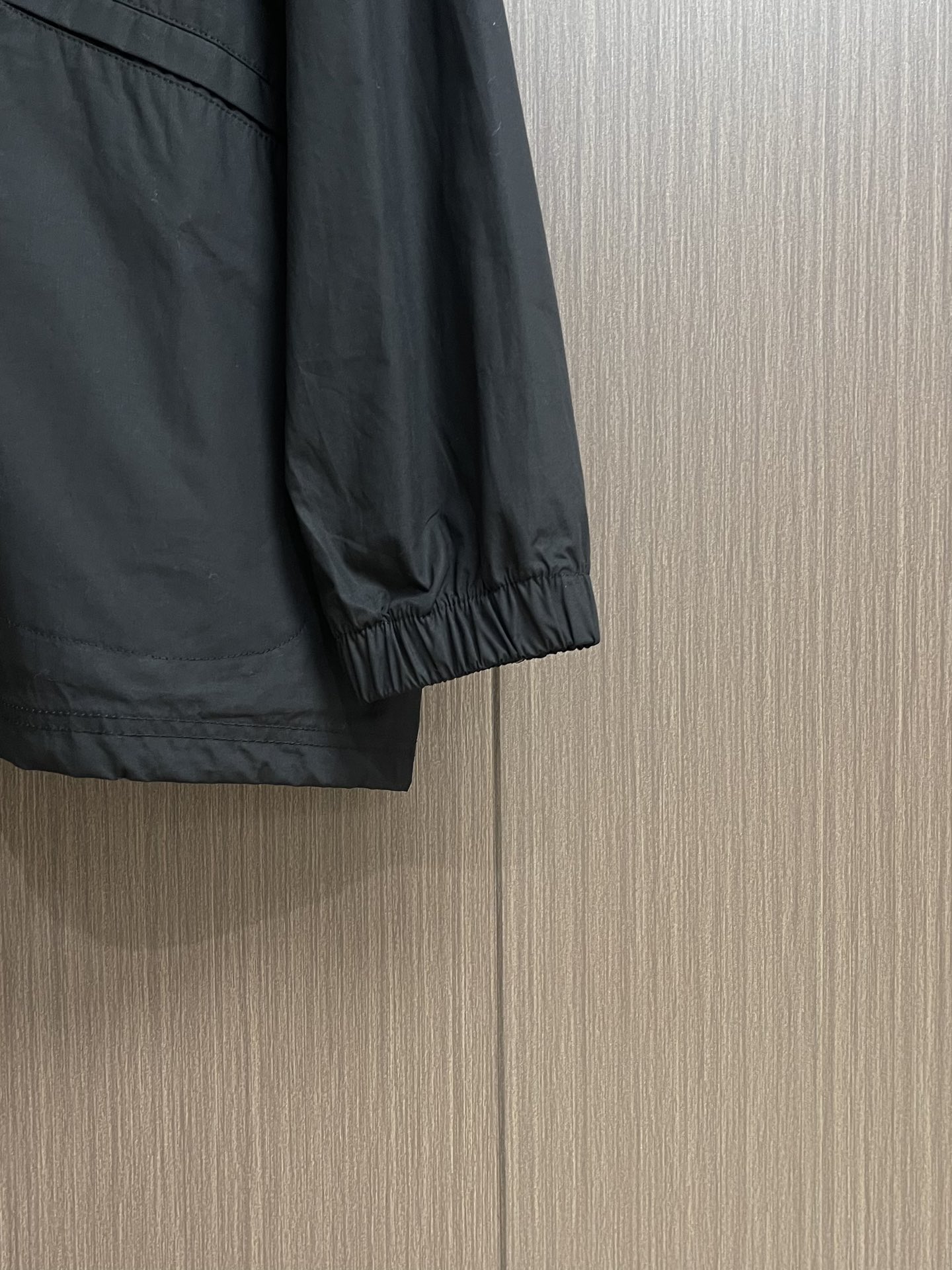 Jil Sander 新款派克短款翻领外套！背面饰有对比鲜明的徽标印花。单品采用直筒剪裁设计，日系风格，