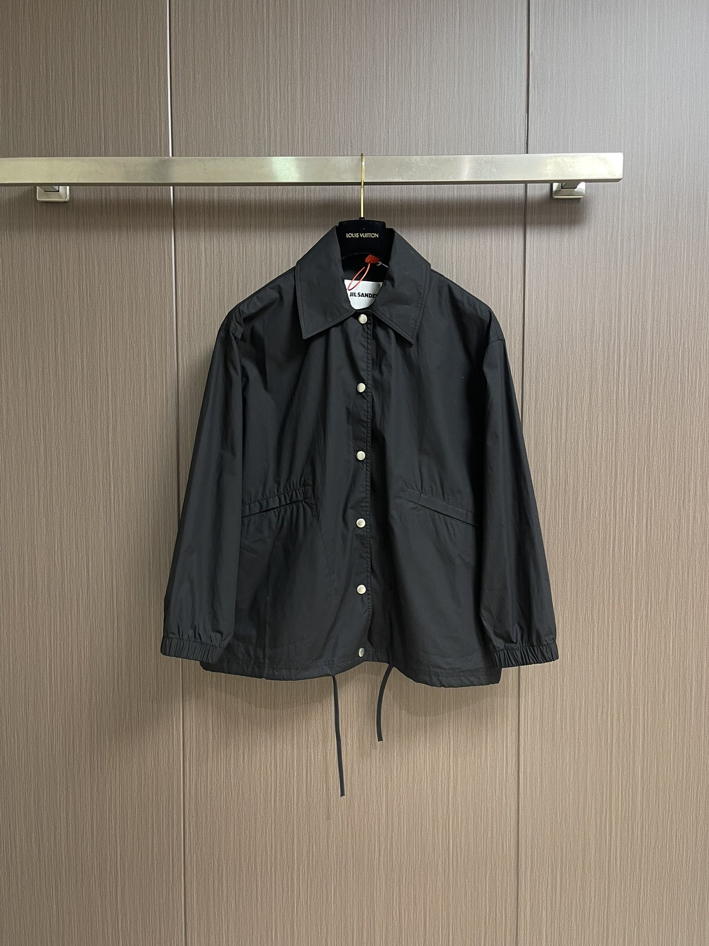 NO:537677,Jil Sander's new Parker Short Lapel Jacket!  The back is decorated with contrasting logo print. The single item is straight-cut in Japanese style. It has extra-large pockets on both sides and a drawstring on the hem that can be adjusted at will. A very practical model. Size 32-34-36-38 S-XL,,jil sander,jackets & coats,alexander wang19860909Jil Sander 新款派克短款翻领外套！背面饰有对比鲜明的徽标印花.单品采用直筒剪裁设计,日系风格,两侧均配有超大口袋,下摆配有拉绳可随意调节造型.特别实穿的一款.尺码32-34-36-38 S-XL,,jil sander,jackets & coats,alexander wang,Men's clothing