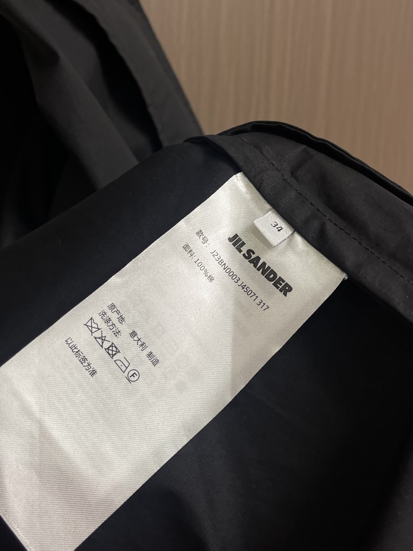 Jil Sander 新款派克短款翻领外套！背面饰有对比鲜明的徽标印花。单品采用直筒剪裁设计，日系风格，