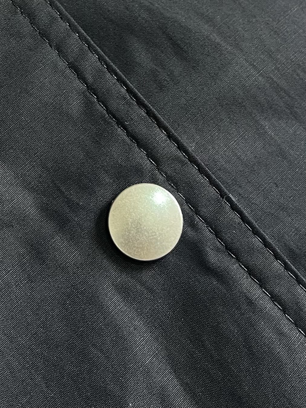 Jil Sander 新款派克短款翻领外套！背面饰有对比鲜明的徽标印花。单品采用直筒剪裁设计，日系风格，