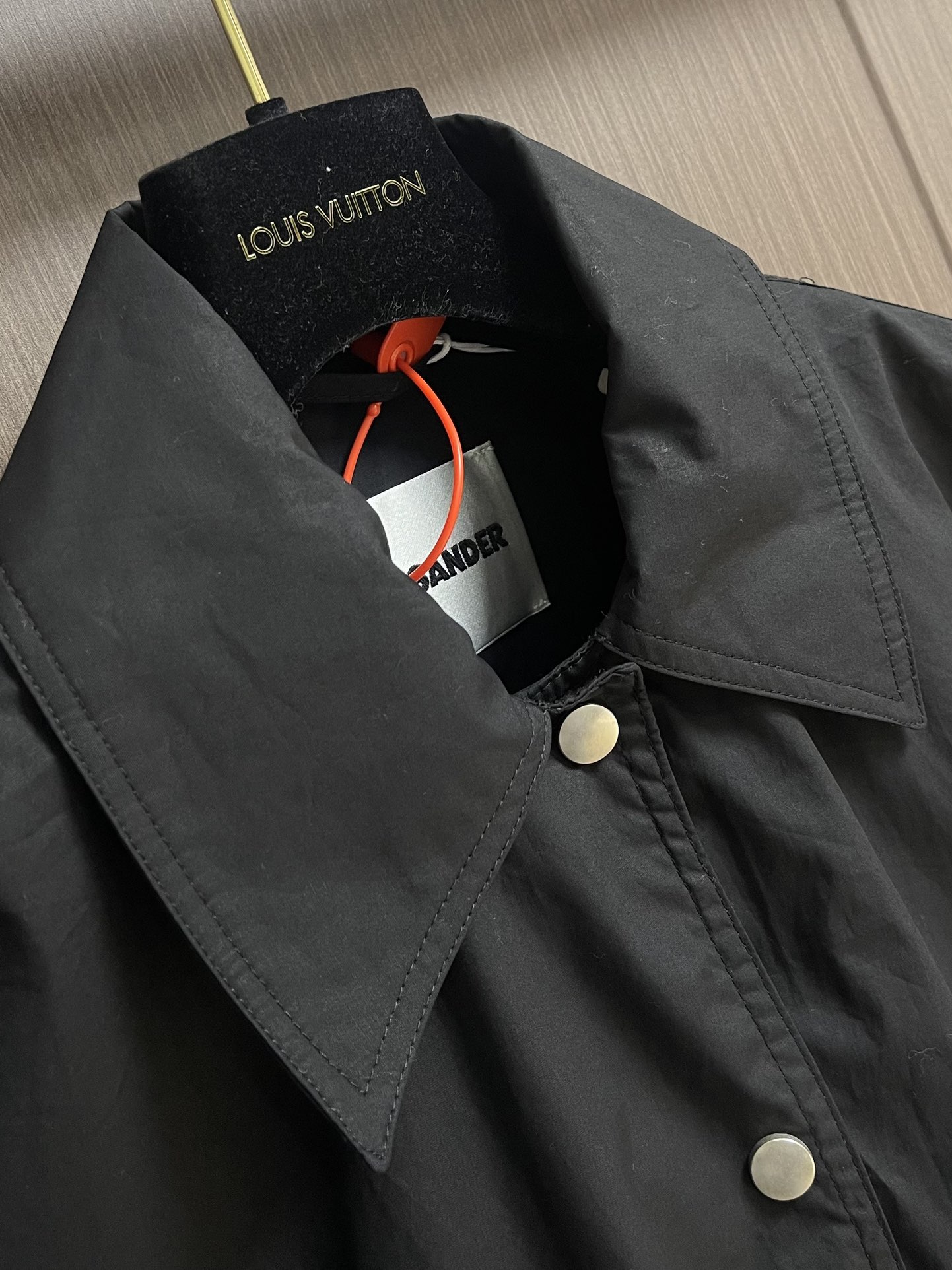 Jil Sander 新款派克短款翻领外套！背面饰有对比鲜明的徽标印花。单品采用直筒剪裁设计，日系风格，