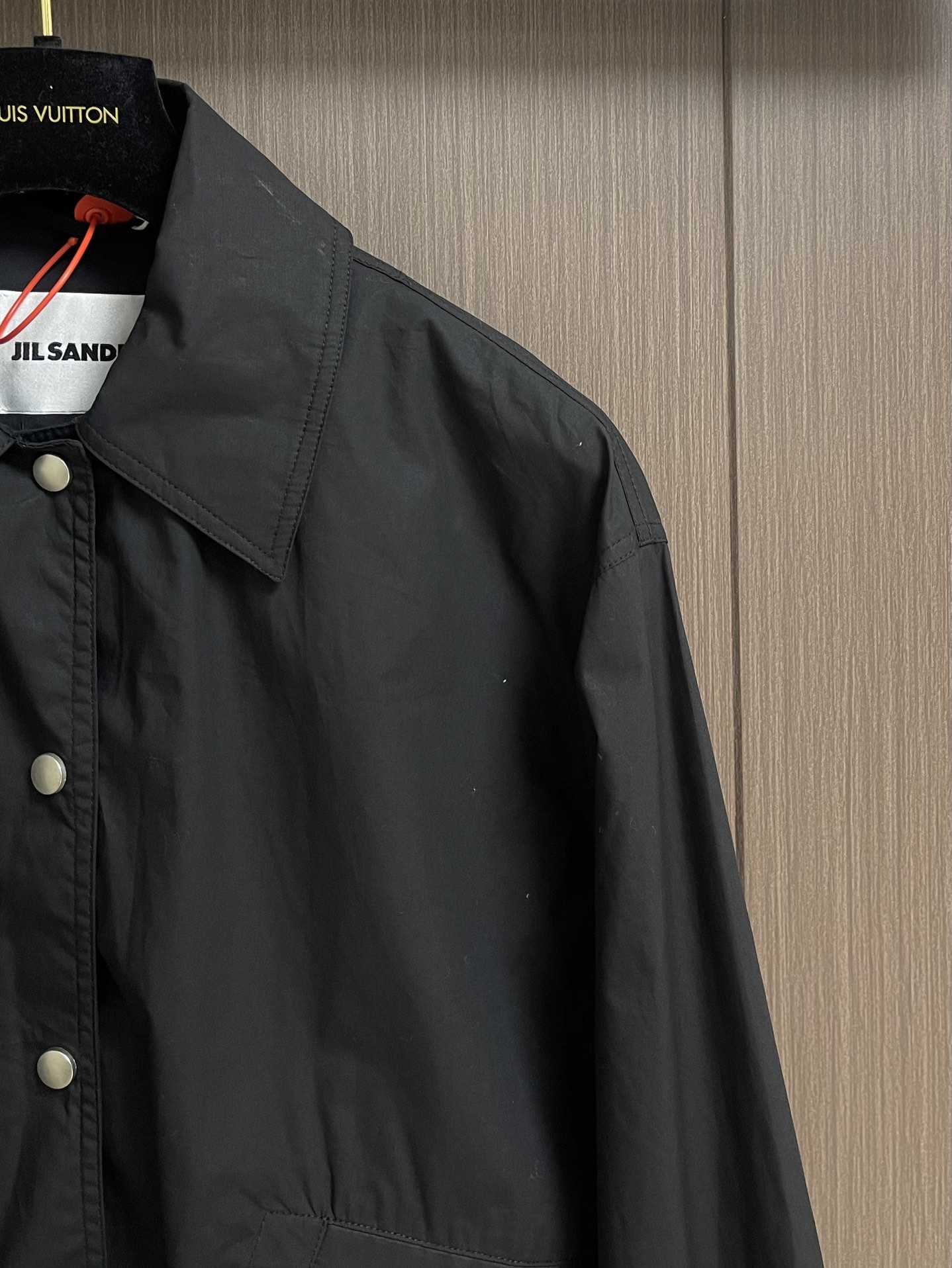 Jil Sander 新款派克短款翻领外套！背面饰有对比鲜明的徽标印花。单品采用直筒剪裁设计，日系风格，