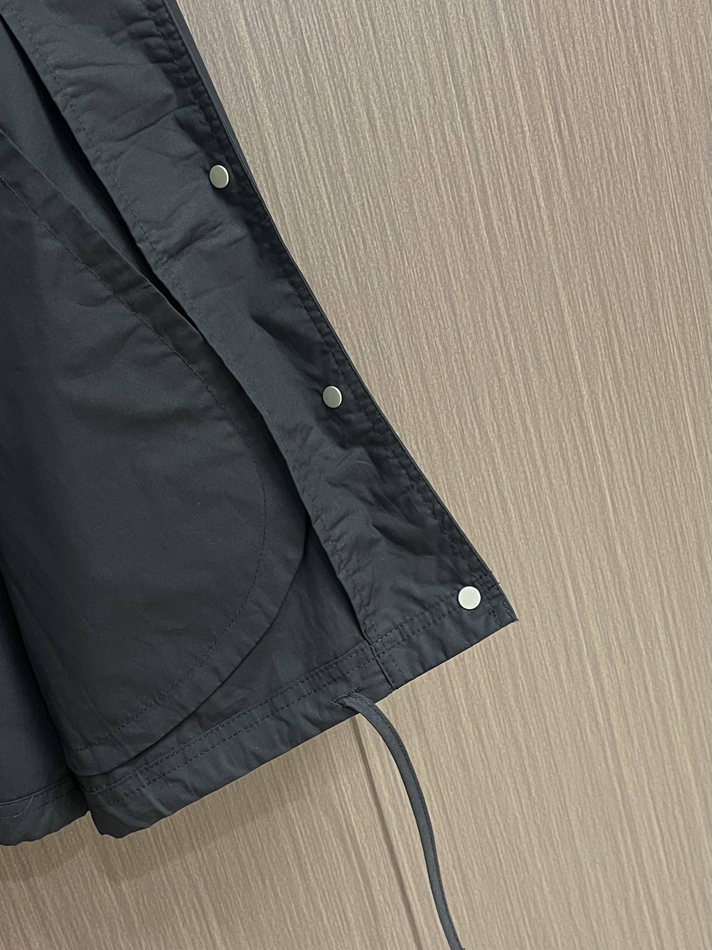 Jil Sander 新款派克短款翻领外套！背面饰有对比鲜明的徽标印花。单品采用直筒剪裁设计，日系风格，