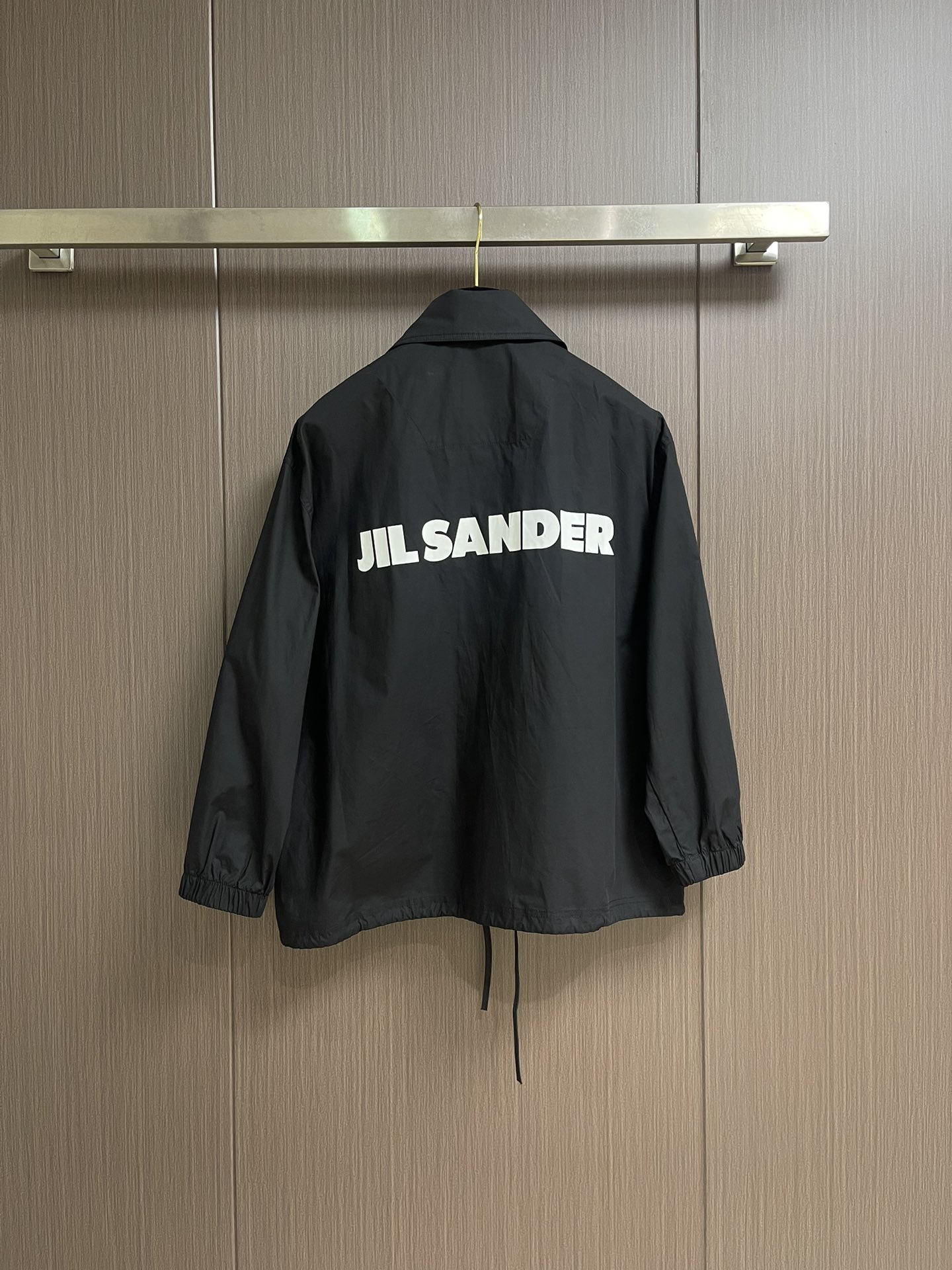 Jil Sander 新款派克短款翻领外套！背面饰有对比鲜明的徽标印花。单品采用直筒剪裁设计，日系风格，