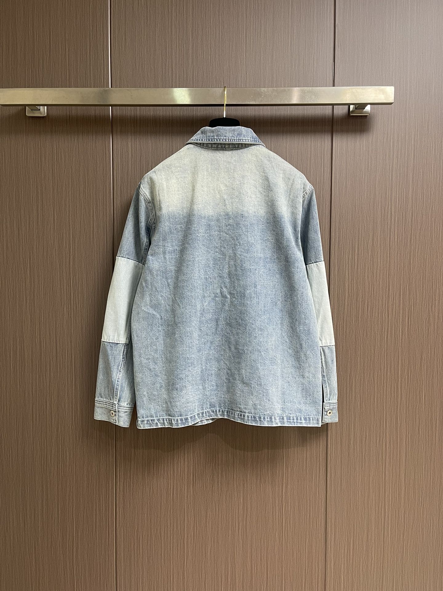 Dior 2025ss新款拼接牛仔外套，采用多种蓝色牛仔布，复古感满满！宽松剪裁＋胸前迪奥刺绣，低调又有