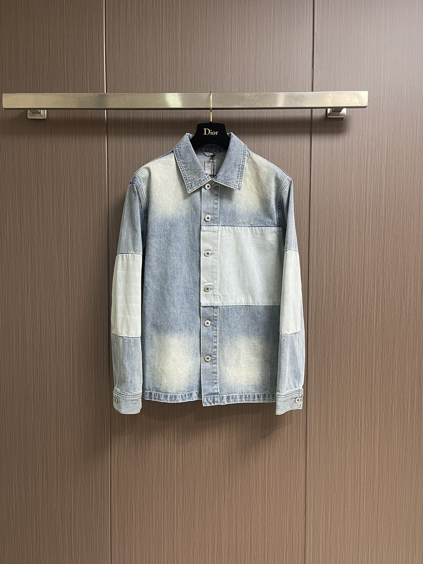 NO:537692,Dior 2025ss new spliced ​​denim jacket, made of a variety of blue denims, full of retro feel!  Loose tailoring + Dior embroidery on the chest, low-key and recognizable design. The fabric is soft and comfortable, and it is super suitable for wearing in spring and autumn. It can be easily controlled in daily leisure or street style, and the combination may be very outstanding. It has both fashion and quality. If you like unique designs, don’t miss it!  Size 46-52, Dior, Dior, Jackets & coats, Alexander wang19860909Dior 2025ss新款拼接牛仔外套,采用多种蓝色牛仔布,复古感满满！宽松剪裁＋胸前迪奥刺绣,低调又有辨识设计.面料柔软舒适,春秋季节穿着超合适～日常休闲或街头风都能轻松驾驭,搭配或都很出彩.时尚与品质兼具,喜欢独特设计的别错过！尺码46-52,,dior,dior,jackets & coats,alexander wang,Men's clothing