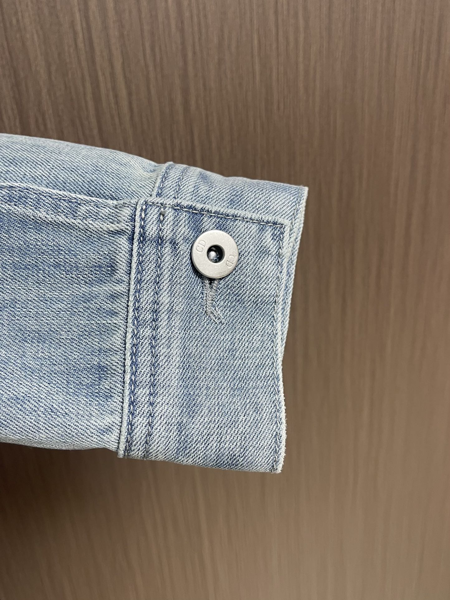 Dior 2025ss新款拼接牛仔外套，采用多种蓝色牛仔布，复古感满满！宽松剪裁＋胸前迪奥刺绣，低调又有