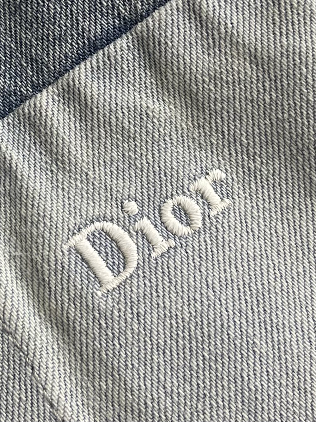 Dior 2025ss新款拼接牛仔外套，采用多种蓝色牛仔布，复古感满满！宽松剪裁＋胸前迪奥刺绣，低调又有