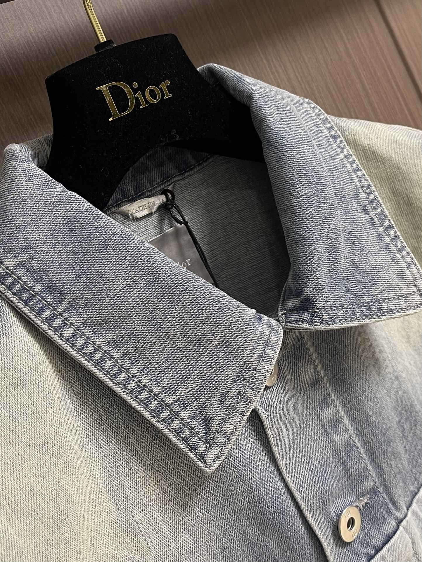 Dior 2025ss新款拼接牛仔外套，采用多种蓝色牛仔布，复古感满满！宽松剪裁＋胸前迪奥刺绣，低调又有