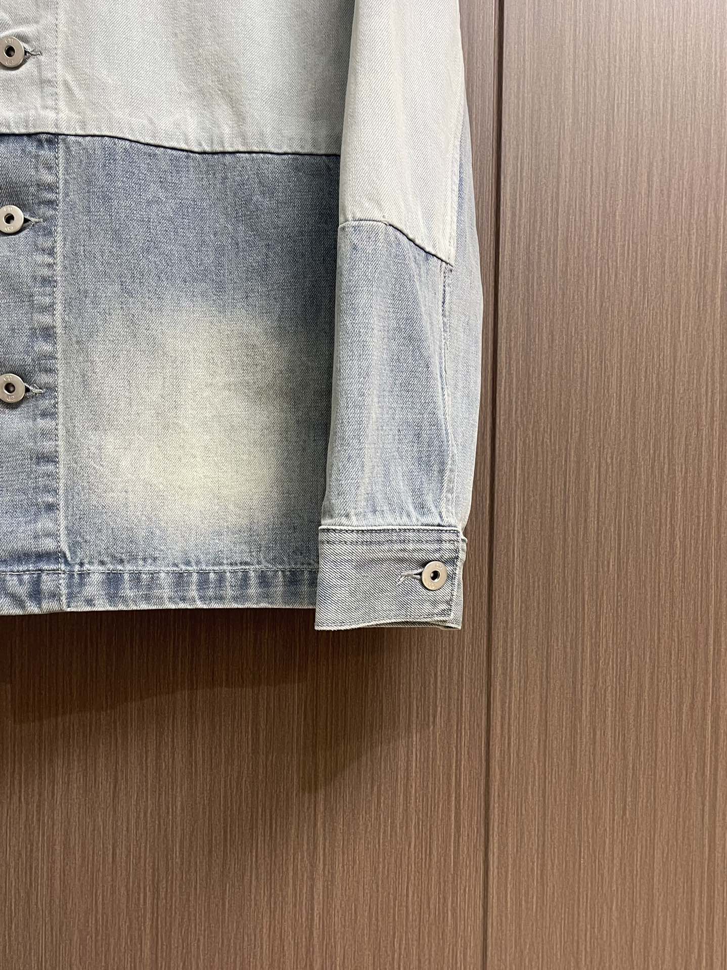 Dior 2025ss新款拼接牛仔外套，采用多种蓝色牛仔布，复古感满满！宽松剪裁＋胸前迪奥刺绣，低调又有