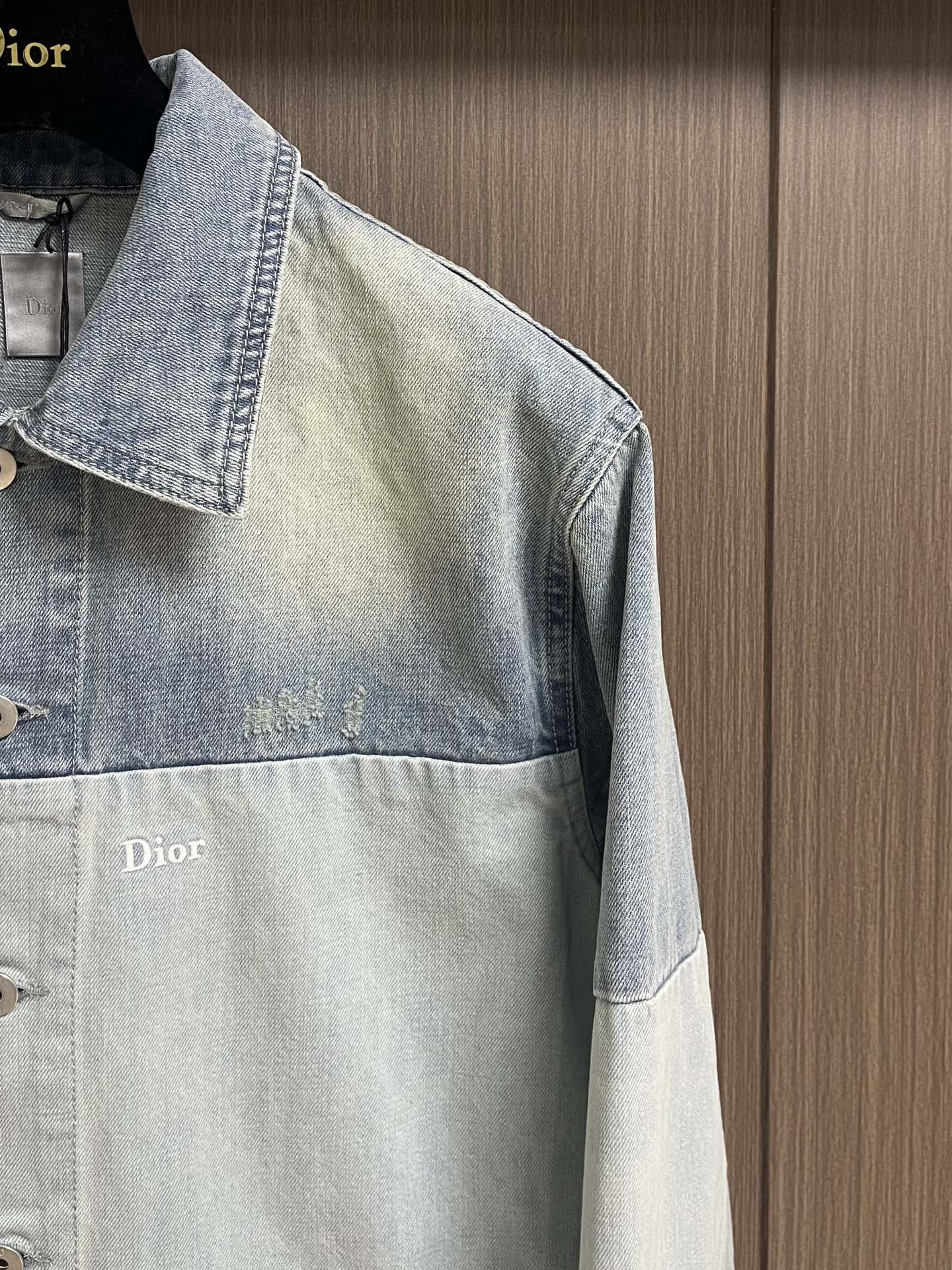 Dior 2025ss新款拼接牛仔外套，采用多种蓝色牛仔布，复古感满满！宽松剪裁＋胸前迪奥刺绣，低调又有