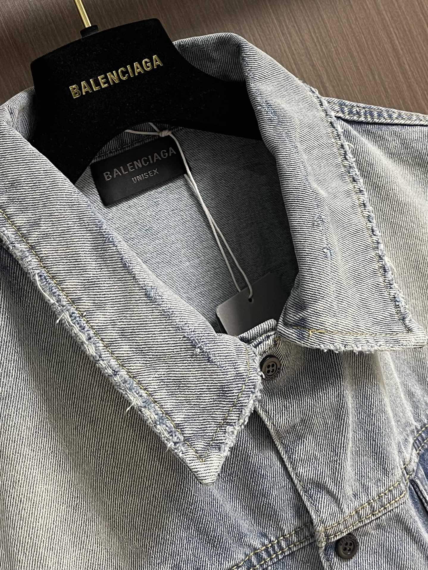 Balenciaga 经典美纹纸宽松牛仔马甲外套，采用竹节棉460克高端定制面料，洗水磨破效果极佳，手感