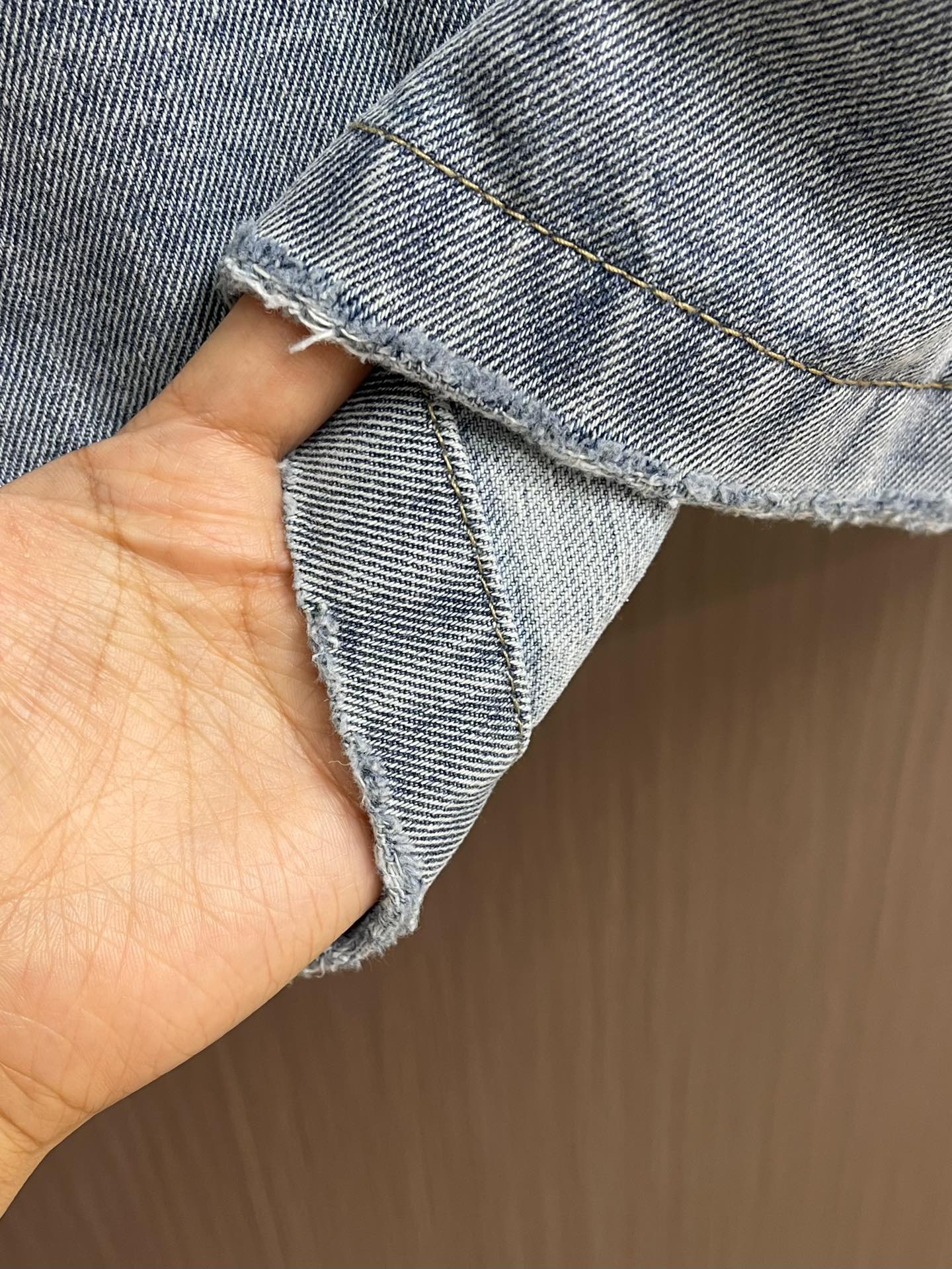 Balenciaga 经典美纹纸宽松牛仔马甲外套，采用竹节棉460克高端定制面料，洗水磨破效果极佳，手感